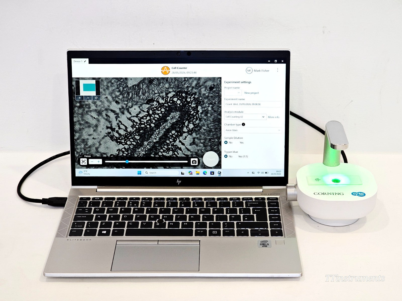 Corning CytoSMART used automated cell counter analytical instrument for cell viability analysis
