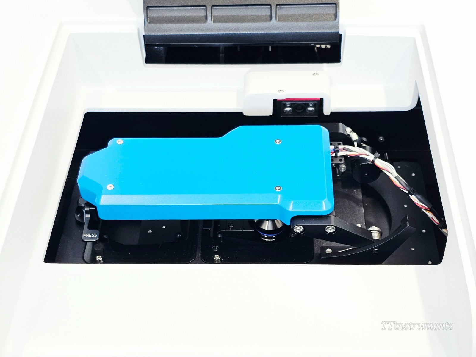 Bionano Saphyr genetic analyser label and serial number plate detail