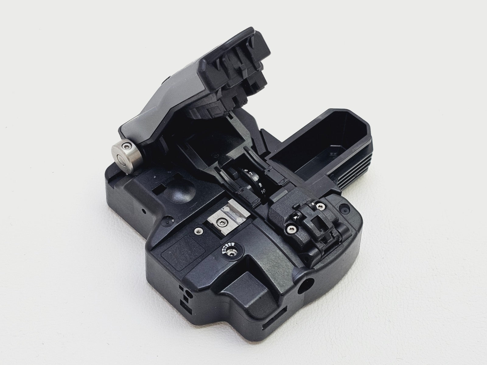 Fujikura CT-08 cleaver blade and cleaving mechanism close-up detail