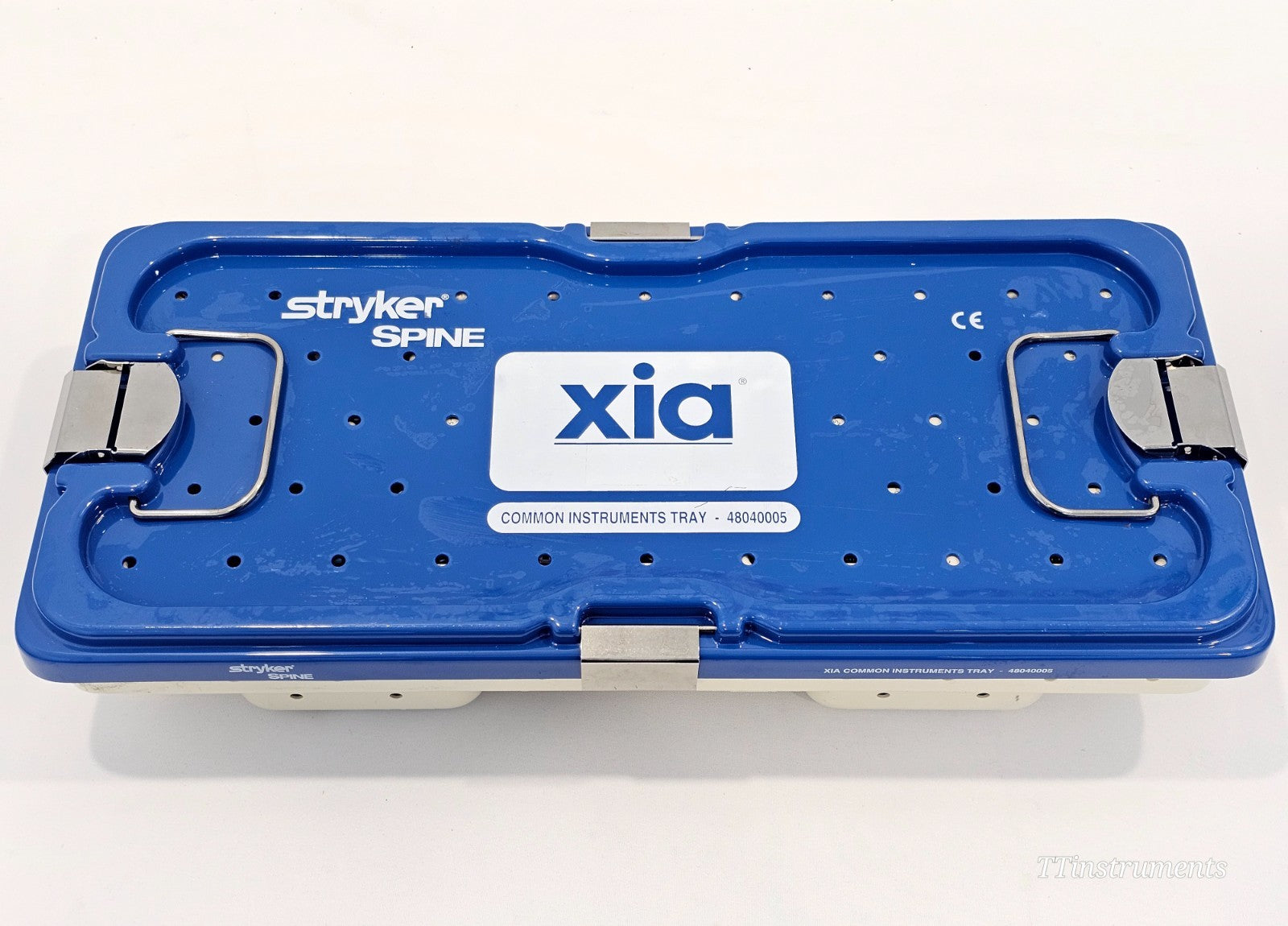 Stryker Spine XIA Common Instruments Tray 48040005 — closed blue sterilisation container with stainless steel locking clasps, CE marked