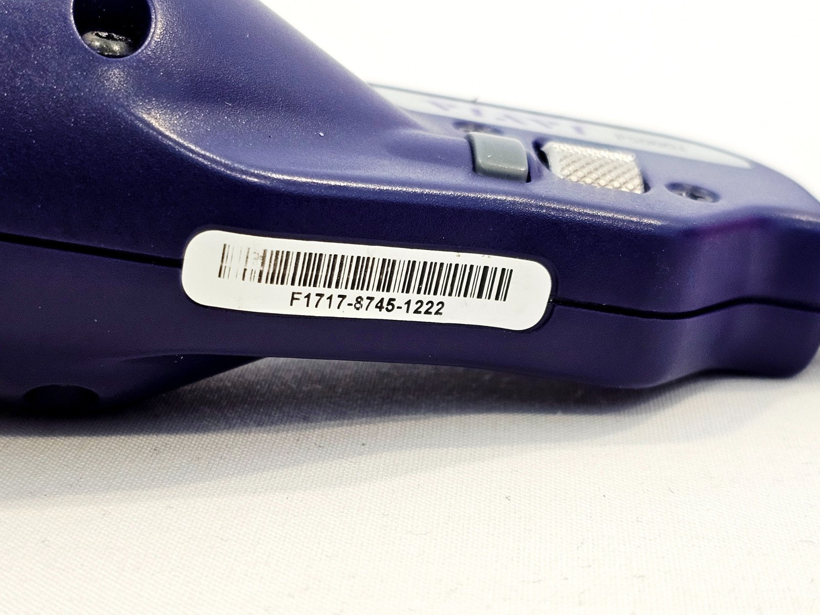 Viavi P5000i underside close-up showing serial number label F1717-8745-1222 and capture button detail