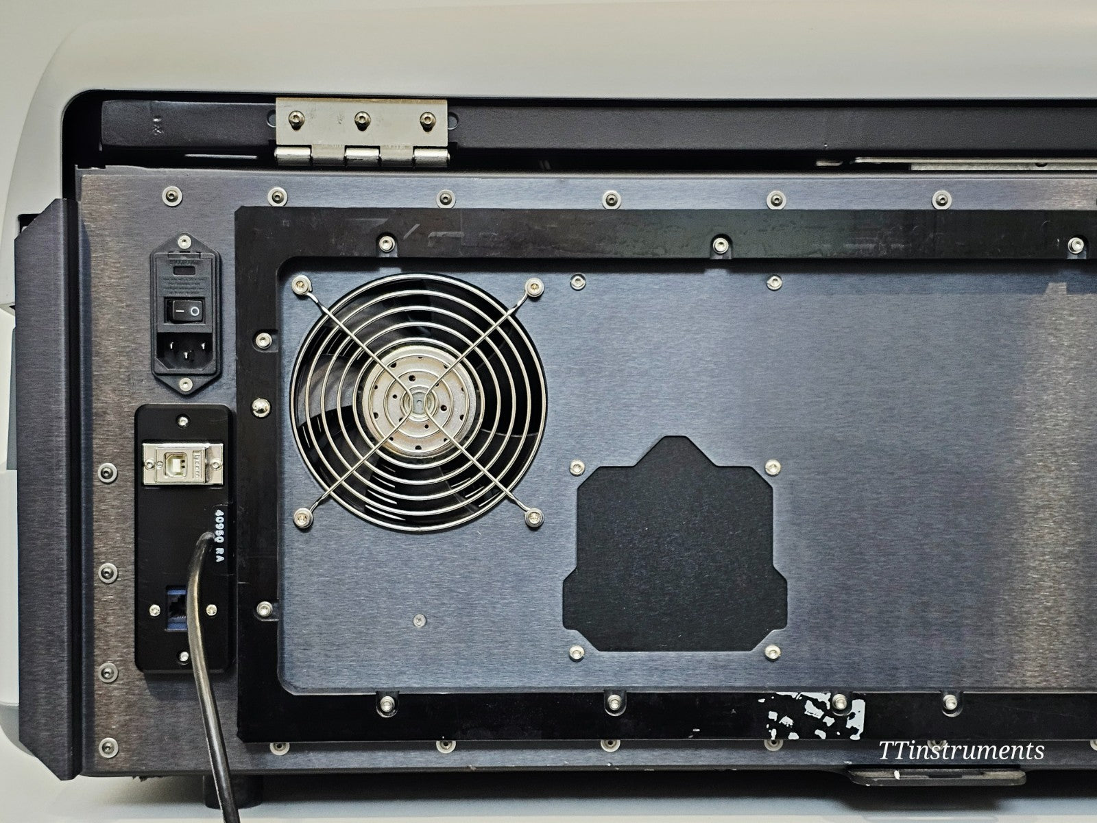 Bionano Saphyr genome mapping system port and connector detail
