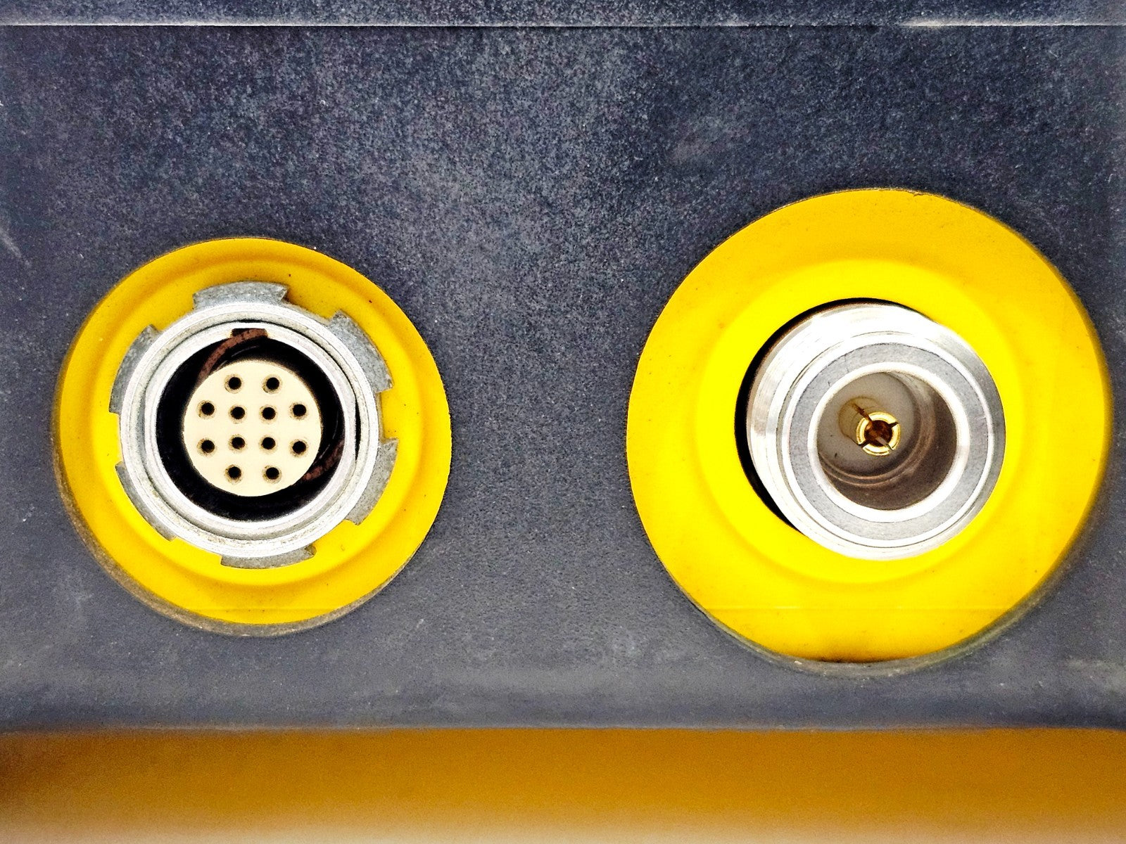 Narda SRM-3006 bottom panel with battery compartment and serial number label