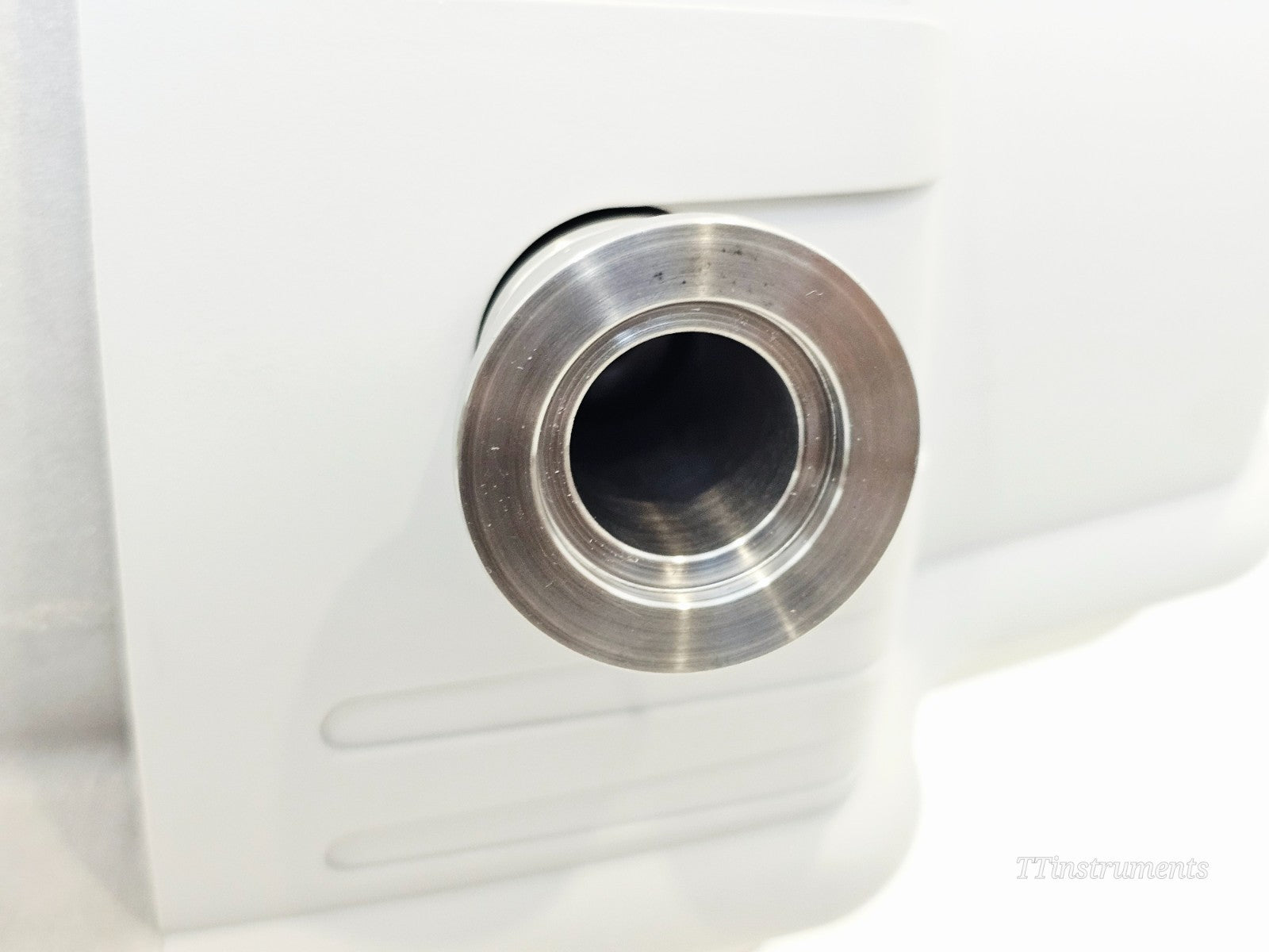 Edwards XDS35i vacuum pump power cable and connector detail