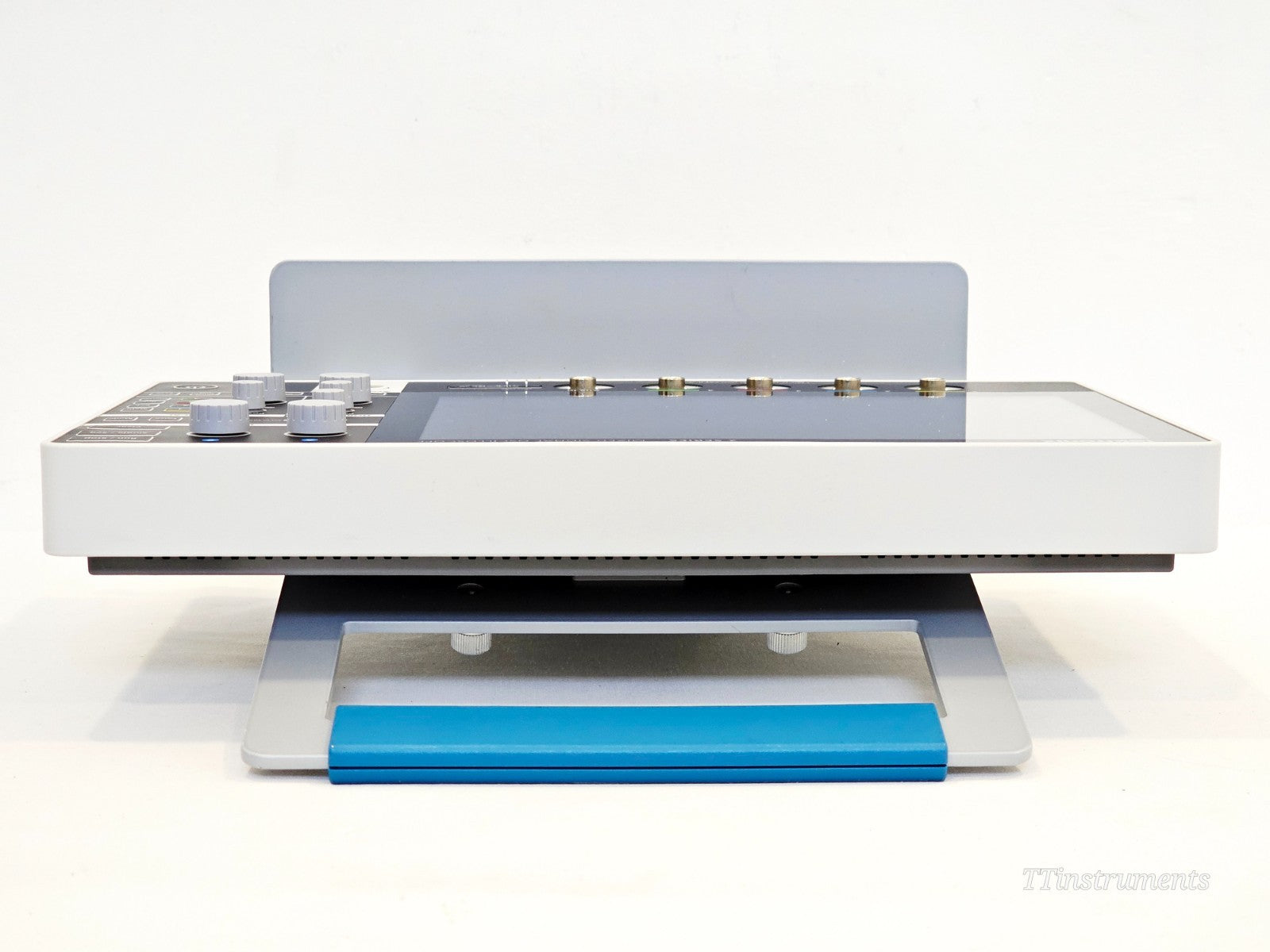 Tektronix MSO24 oscilloscope bottom panel and feet