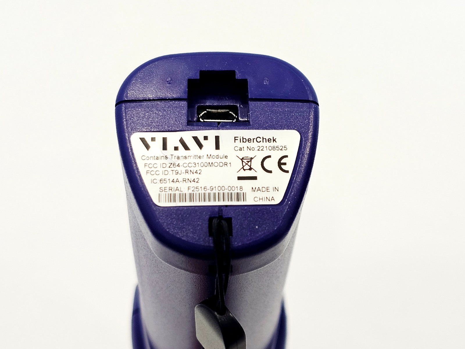 VIAVI FiberChek rear label showing Cat No. 22108525, serial F2516-9100-0018 and Micro-USB charging port