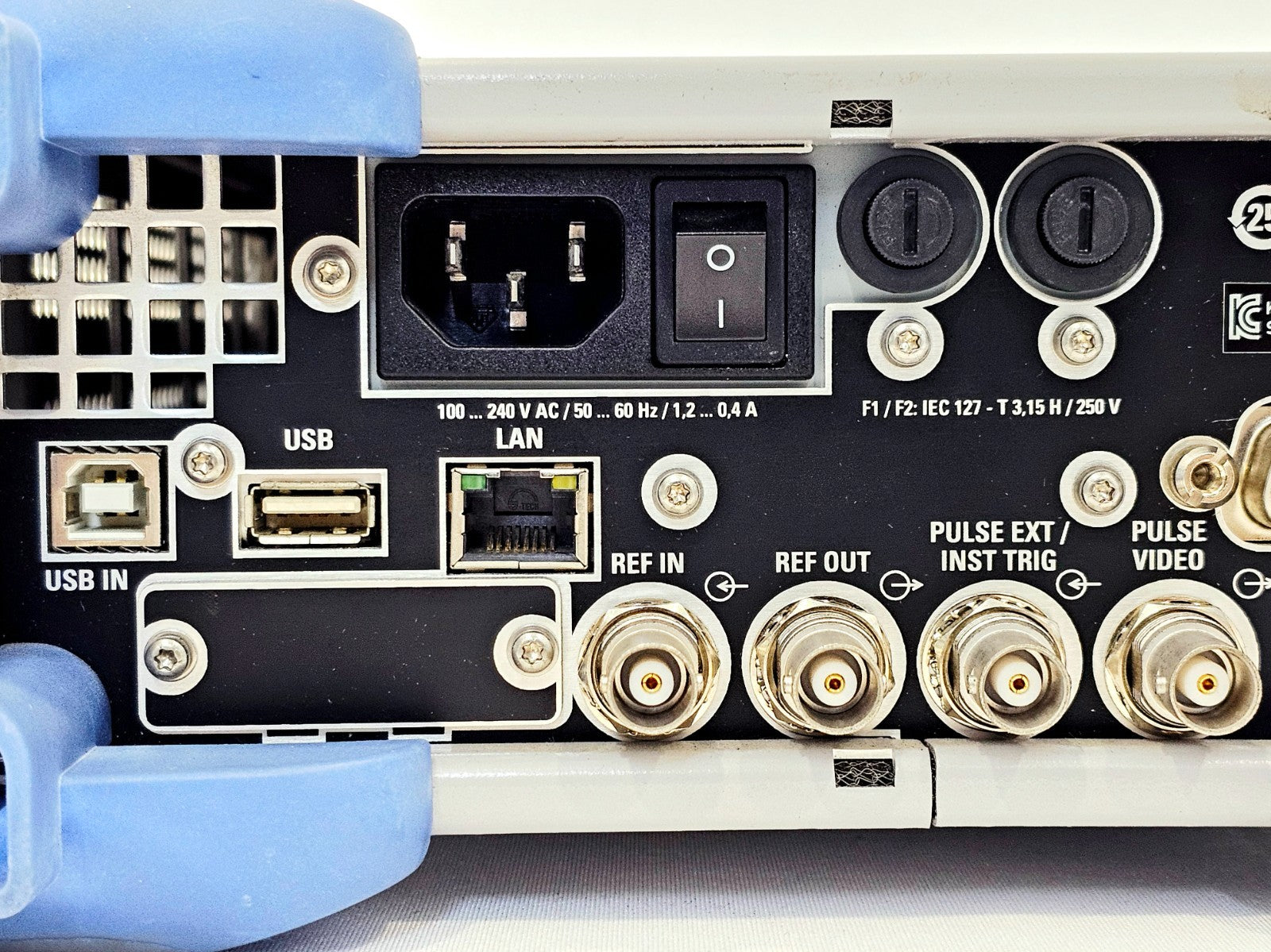 Rohde & Schwarz SMC100A 9 khz - 3.2 GHz Signal Generator SMC-B103 Option R&S SMC