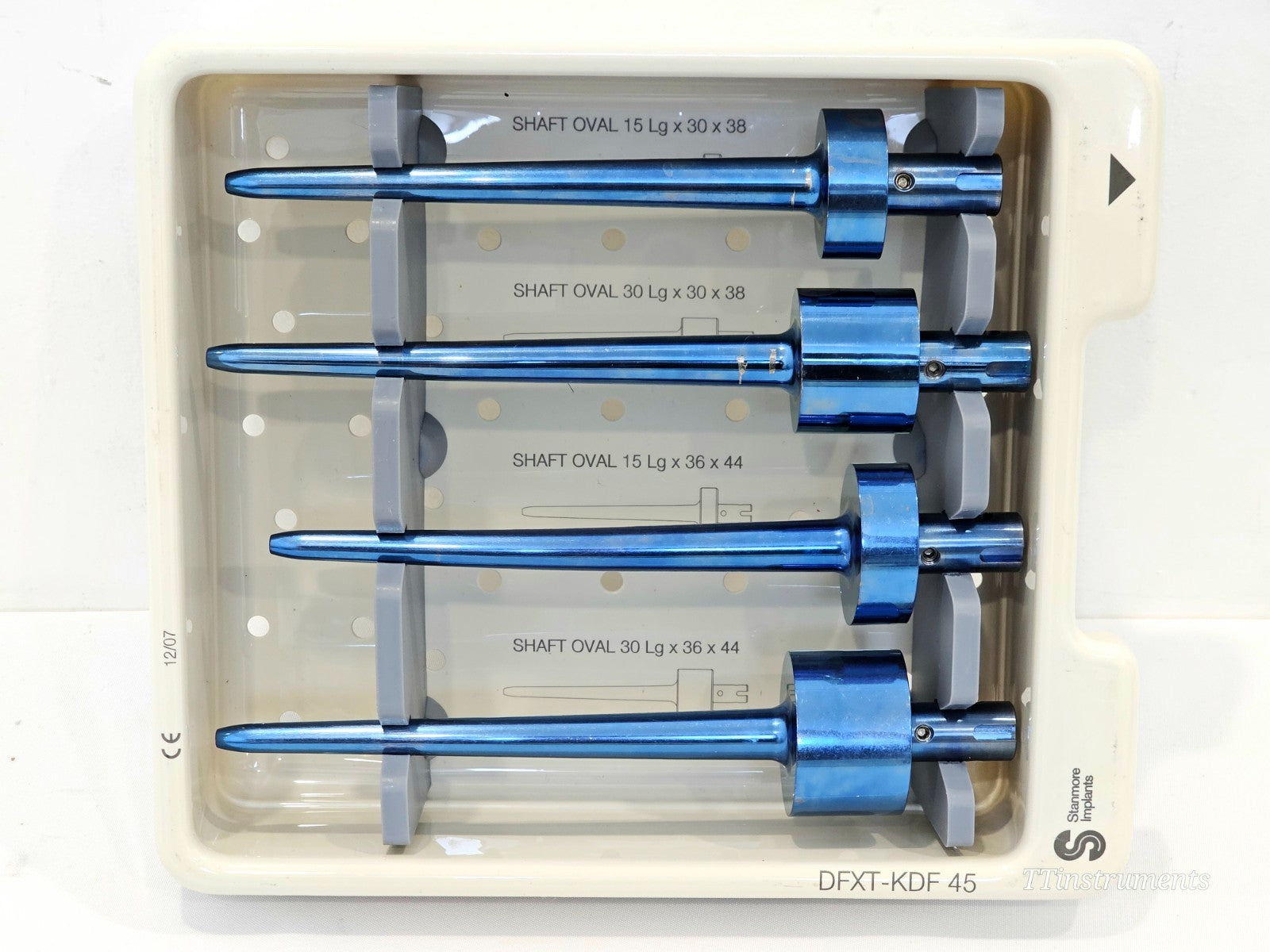 Stanmore METS DFXT-KDF 45 shaft tray with four blue anodised oval shaft trials 15 and 30 Lg variants