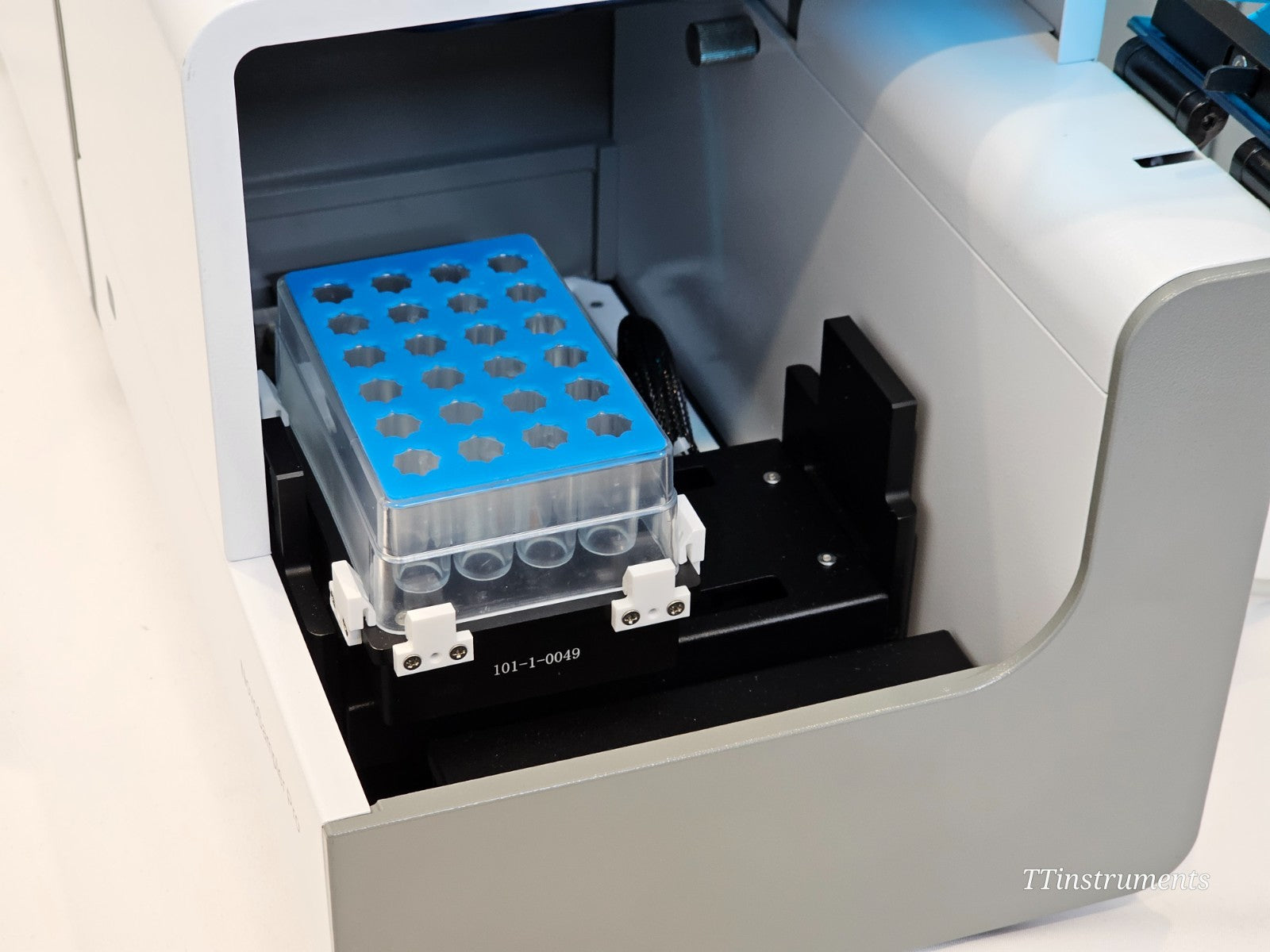 Agilent ACEA NovoCyte 2060R Flow Cytometer w/ NovoSampler Pro & Fluidics Station