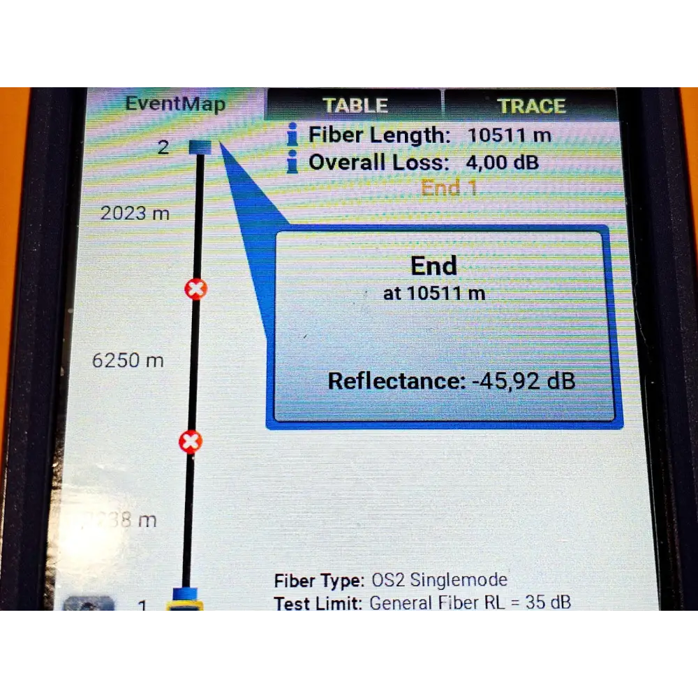 Fluke Versiv 2 OptiFiber Pro QUAD OTDR showing fibre trace with annotated splice and connector events