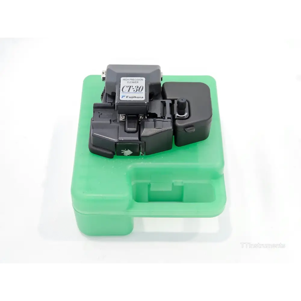 Fujikura CT-30 high-precision fibre cleaver included with the FSM-70R splicer kit