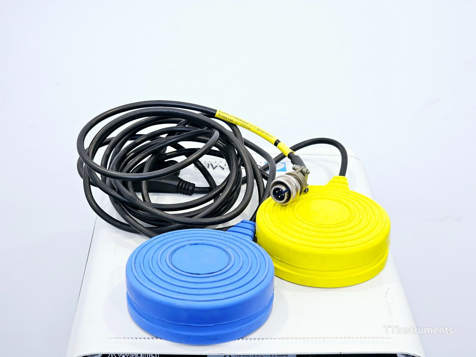 ConMed System 5000 generator with cut and coag footswitches supplied