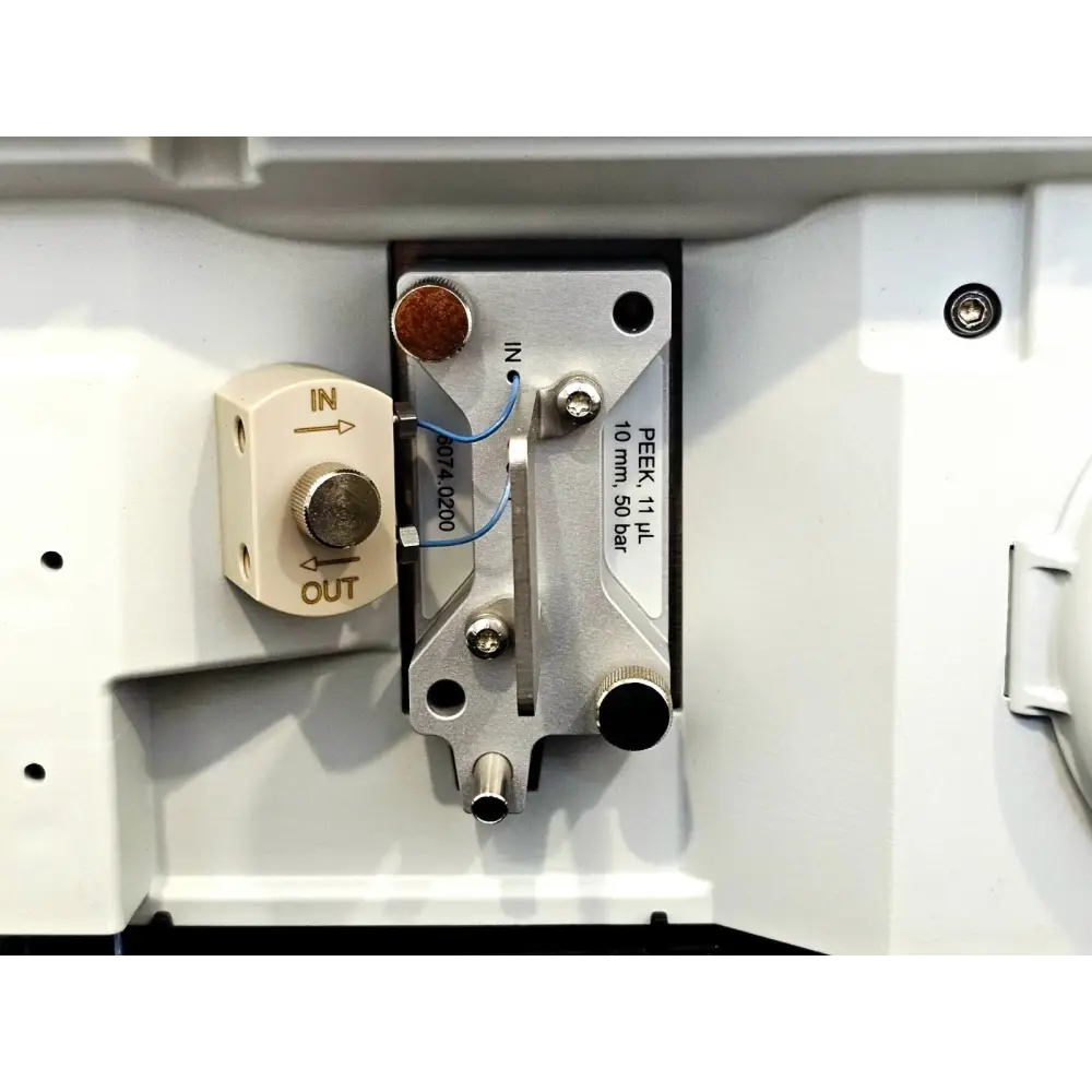 Dionex VWD-3400RS close-up of installed PEEK 11 µL 10 mm 50 bar flow cell with IN/OUT fittings