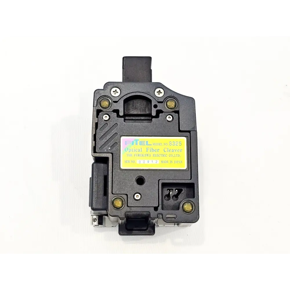 Fitel S325A fibre cleaver side view showing fibre feed and cutting assembly