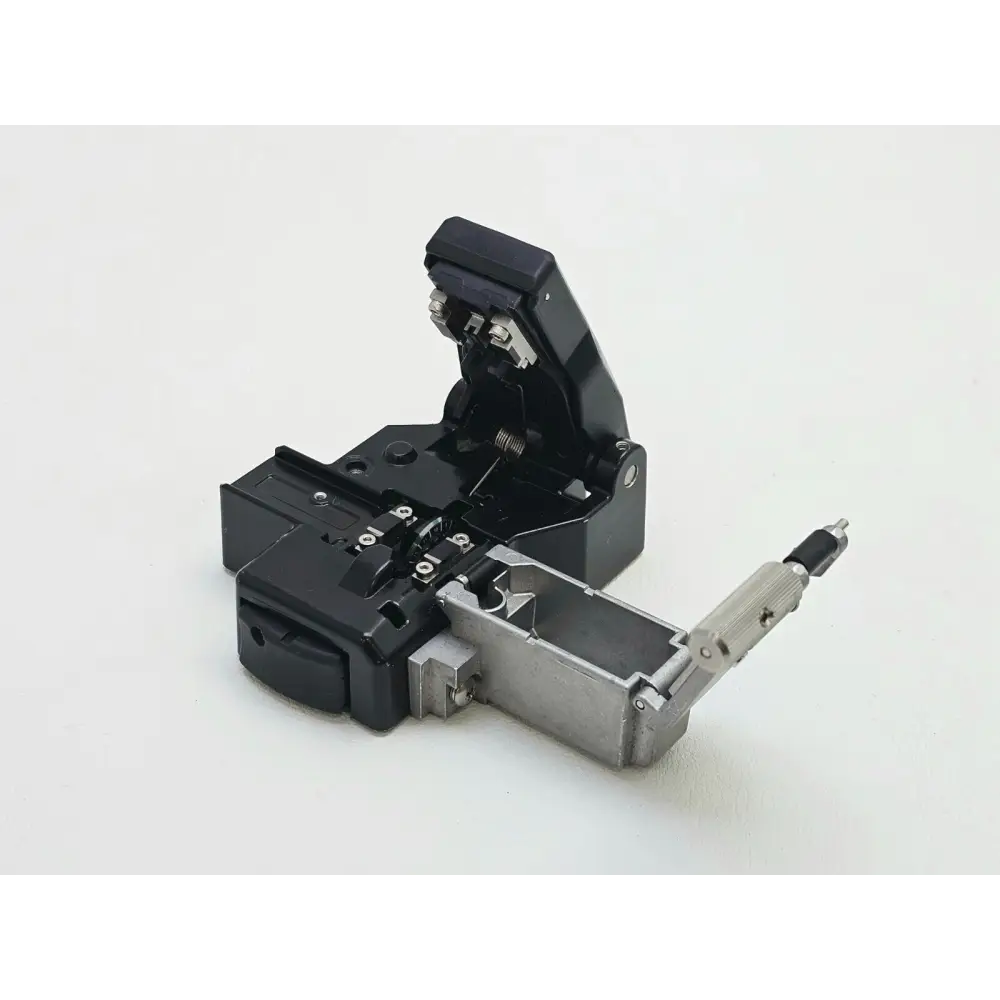 Fibre stripper and screwdriver accessories included with Fujikura 12S splicer kit