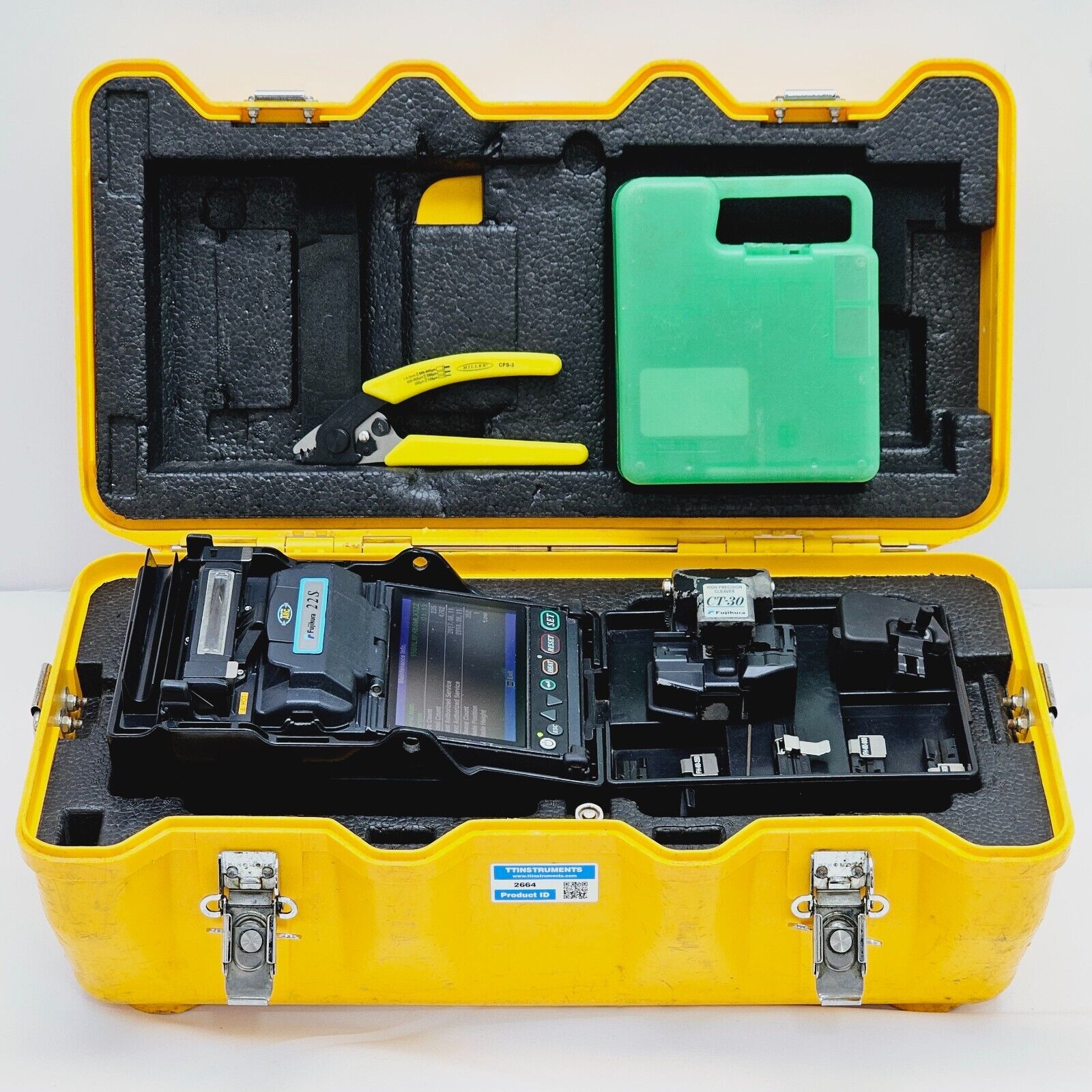 Full kit overview of Fujikura FSM-22S splicer, CT-30 cleaver and accessories
