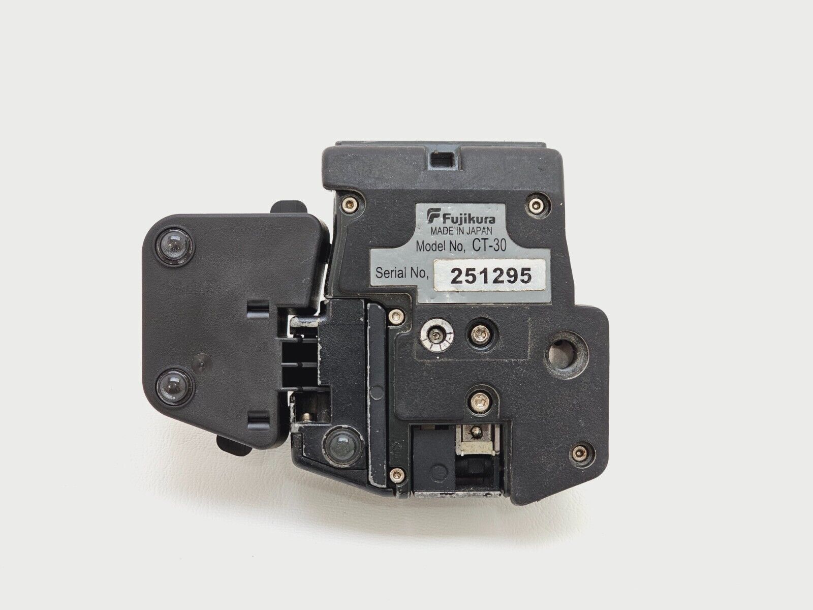 Fujikura CT-30 cleaver built-in scrap collector detail