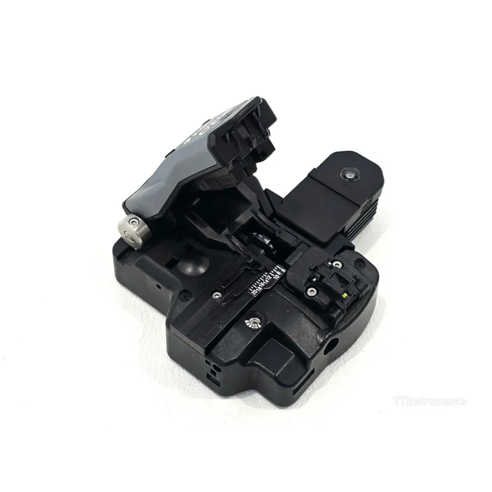 Fujikura CT-08 SM MM fiber cleaver showing blade mechanism and clamping detail