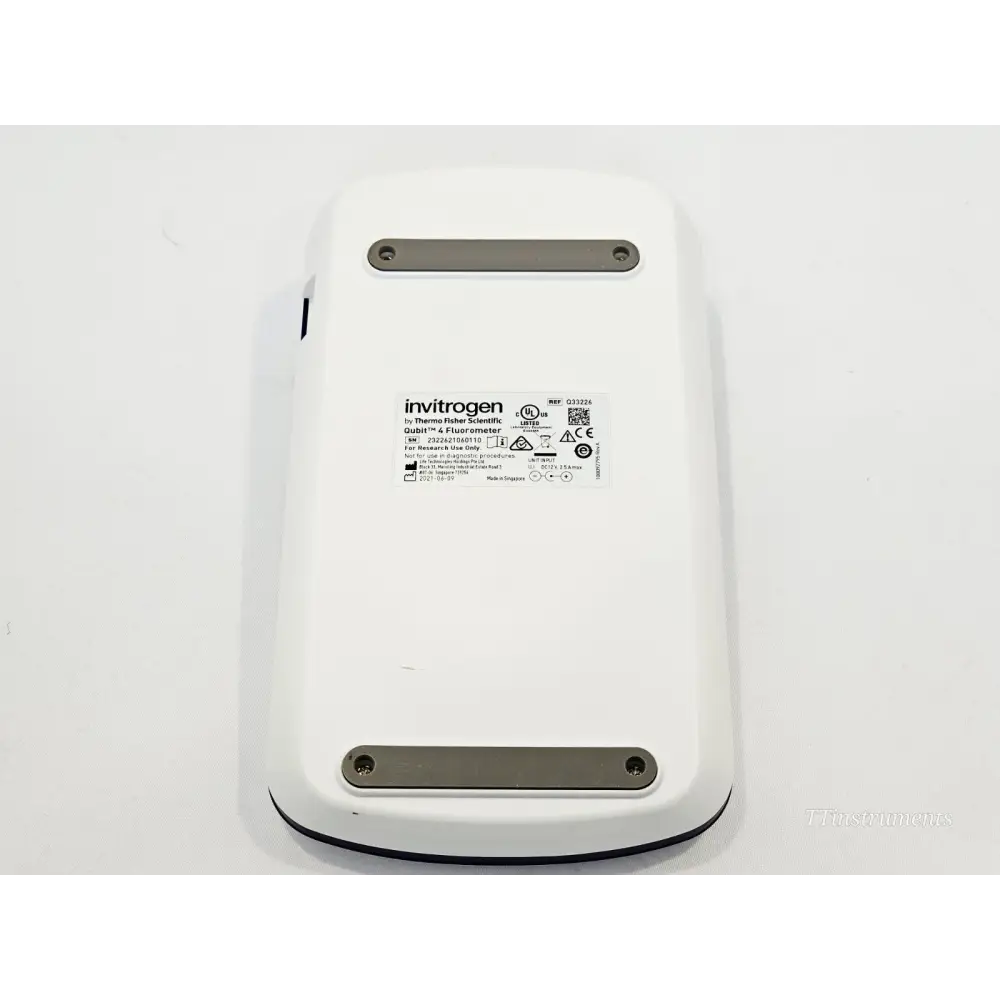 Invitrogen Qubit 4 Fluorometer Q33226 base label showing serial number 23226210A0110 and REF Q33226