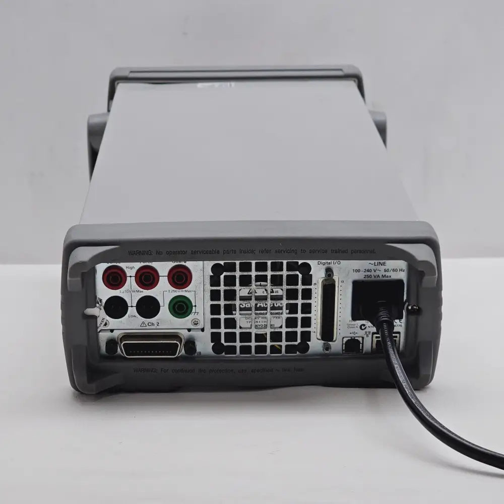 Keysight B2912A SMU 4.3-inch colour LCD displaying I-V curve measurement in graphical view mode