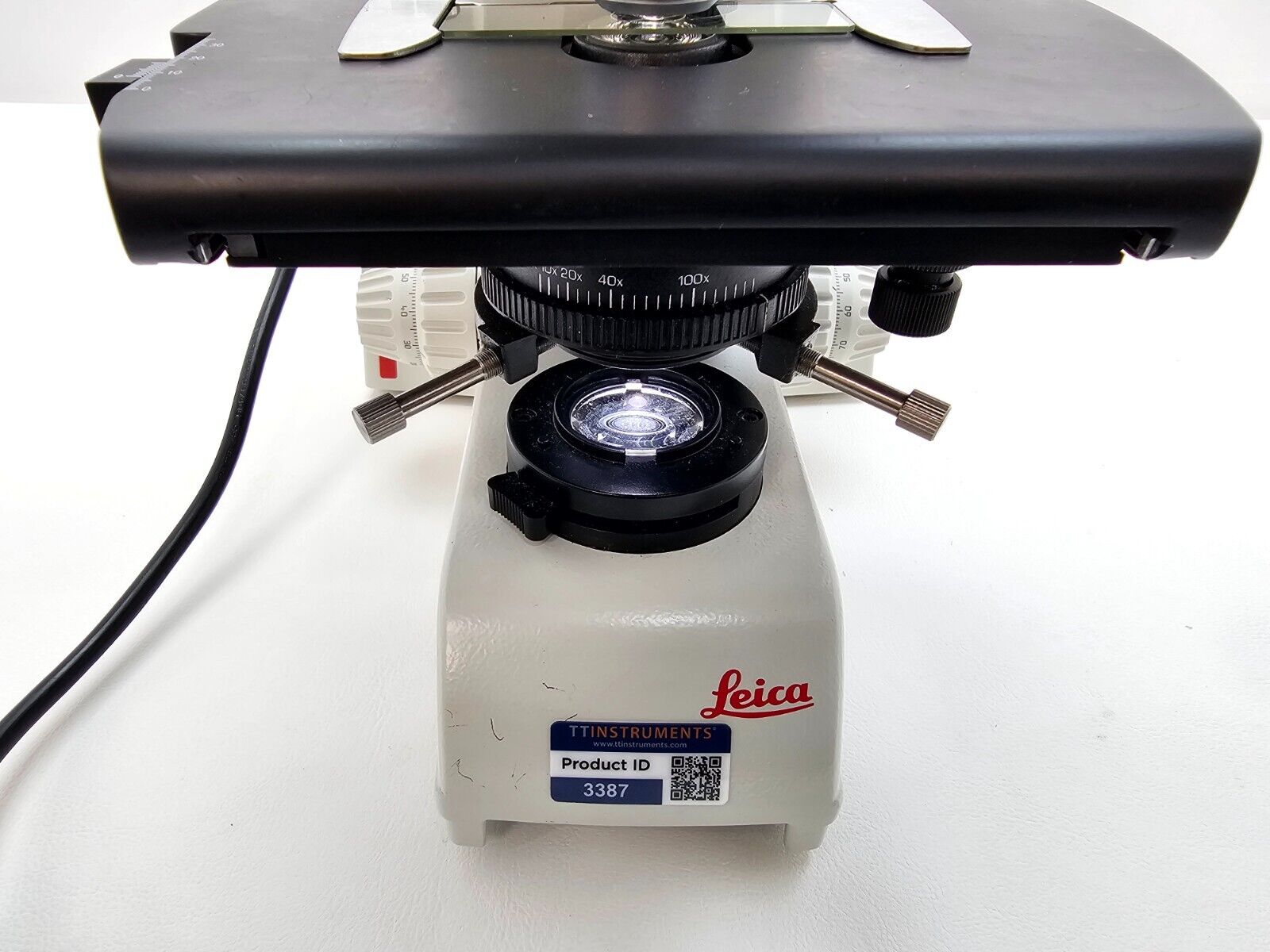 Leica DM750 Microscope w/ 2 x HC PLAN 10x/20 Eyepieces and 1 x HI PLAN 20x/0.40