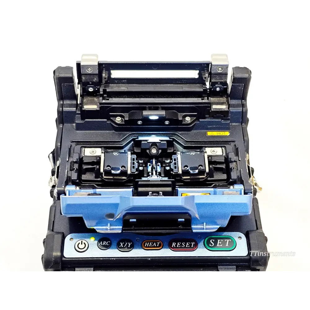 Fujikura FSM-62S+ top-down view showing open splice deck with fibre clamps, electrodes and heat oven