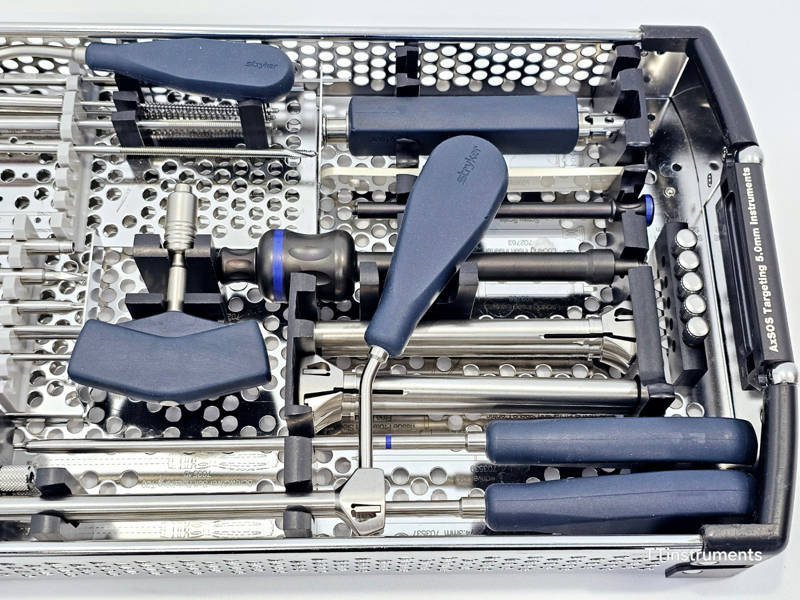 Stryker AxSOS 5.0mm set close-up of screwdrivers, locking insert tools, trocars and tissue protection sleeves