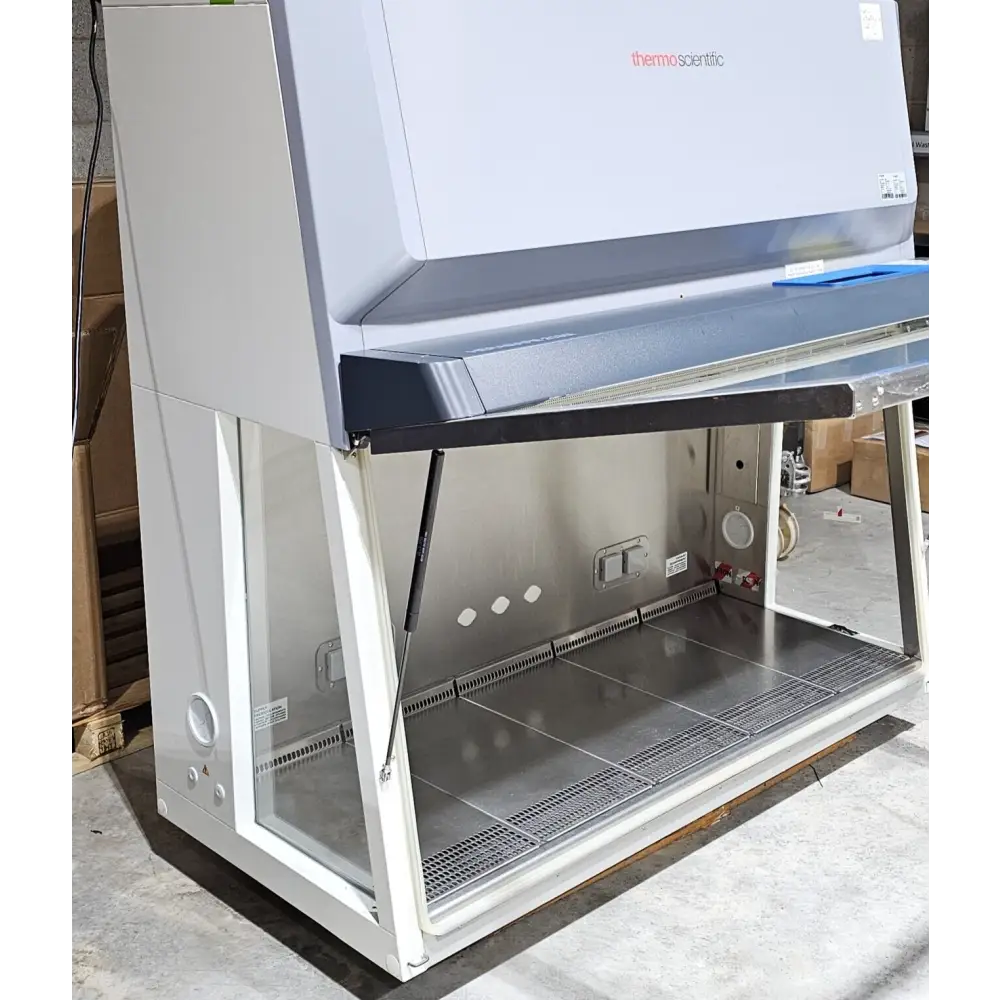 Thermo Scientific Herasafe 2030i motorised front sash in working position