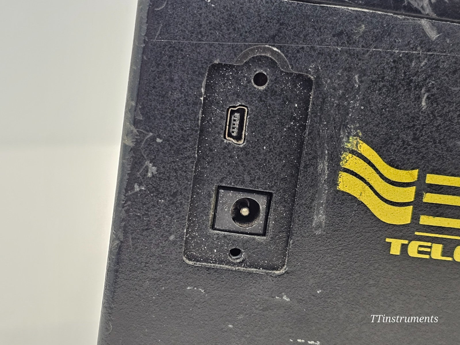 Viavi 3Z RF Vision RFA-1000 showing signs of previous opening on housing