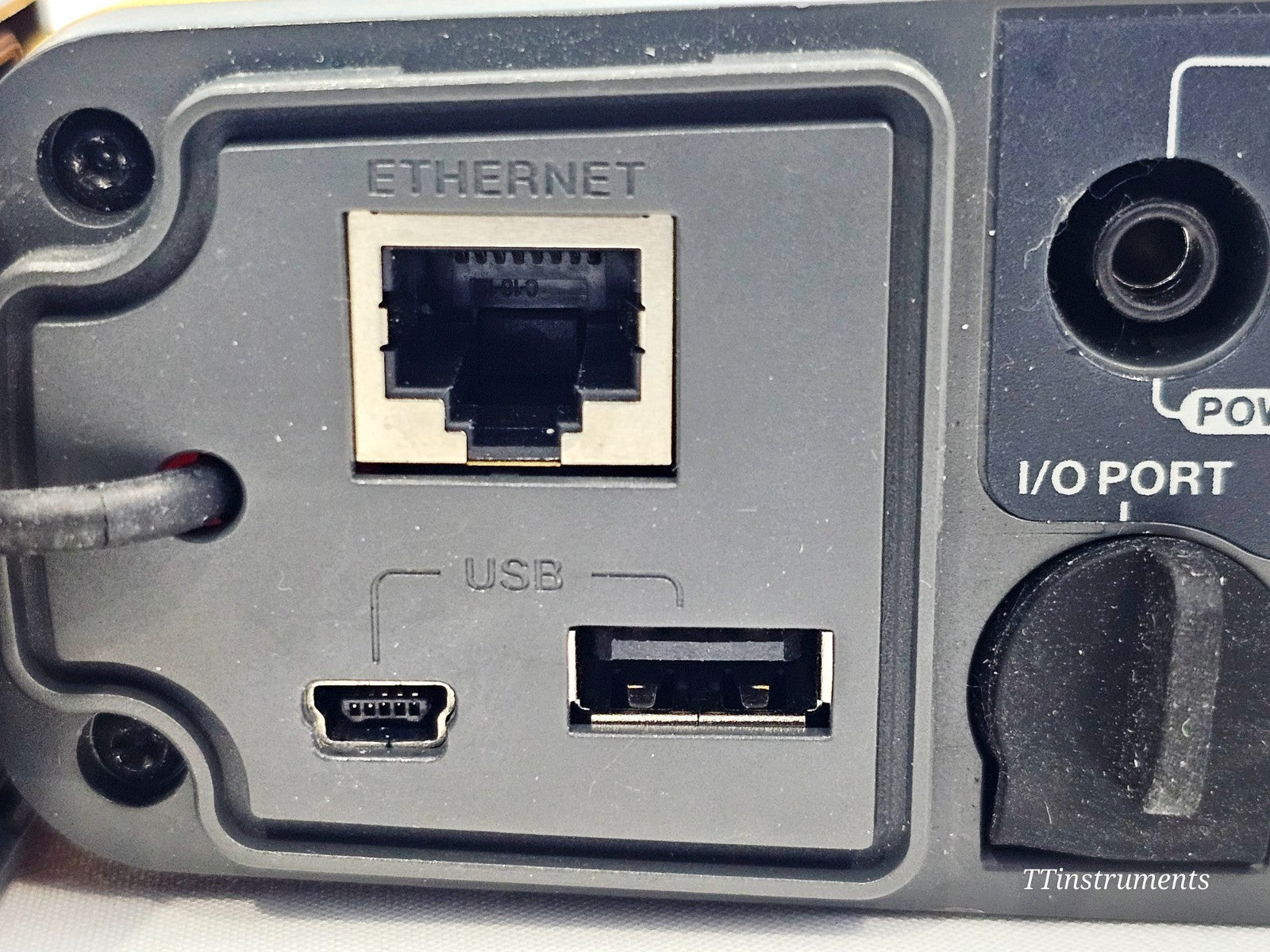 Fluke 1748 analyser USB and communications port close-up