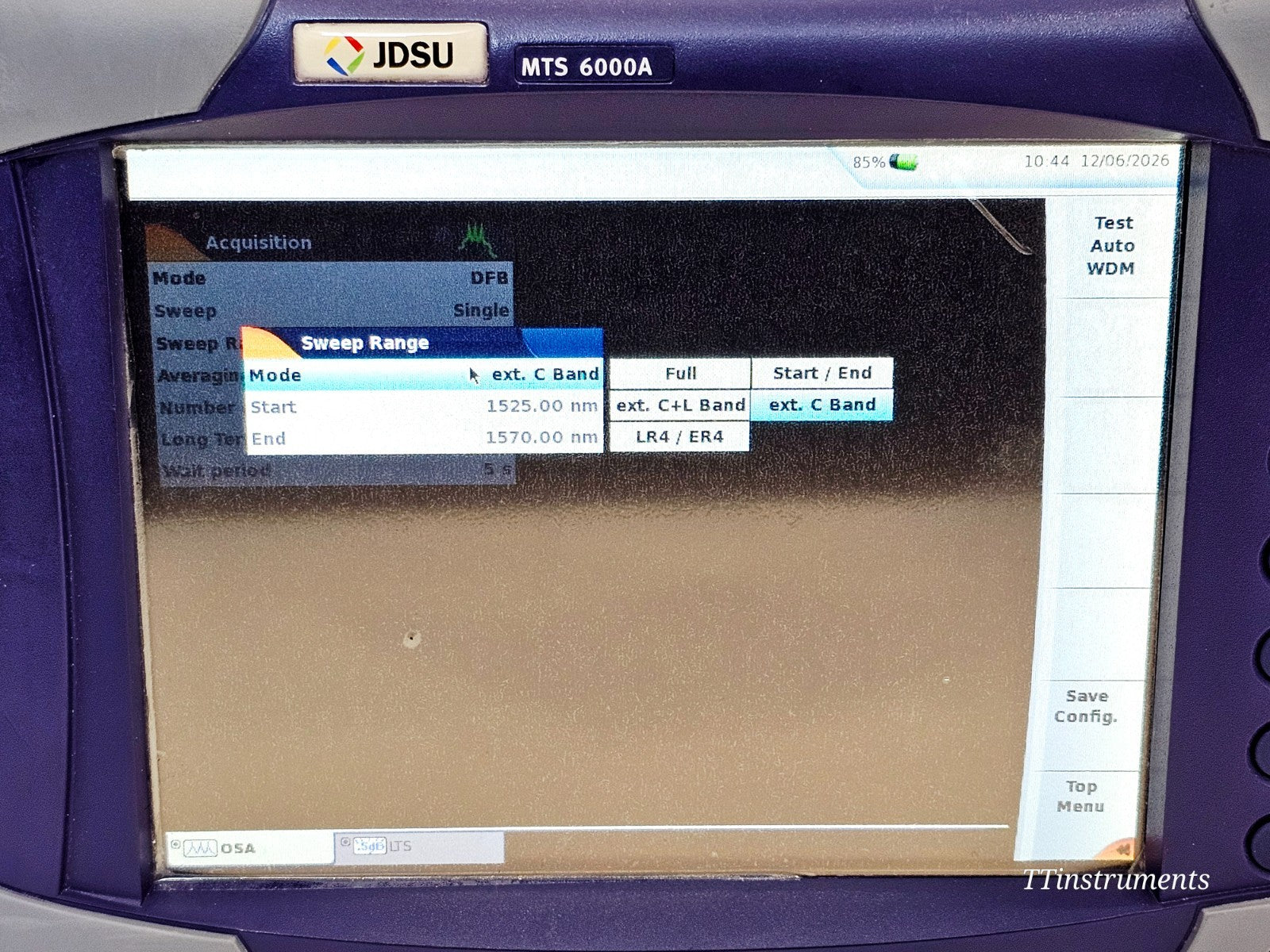 VIAVI JDSU optical spectrum analyser close-up of fibre optic input