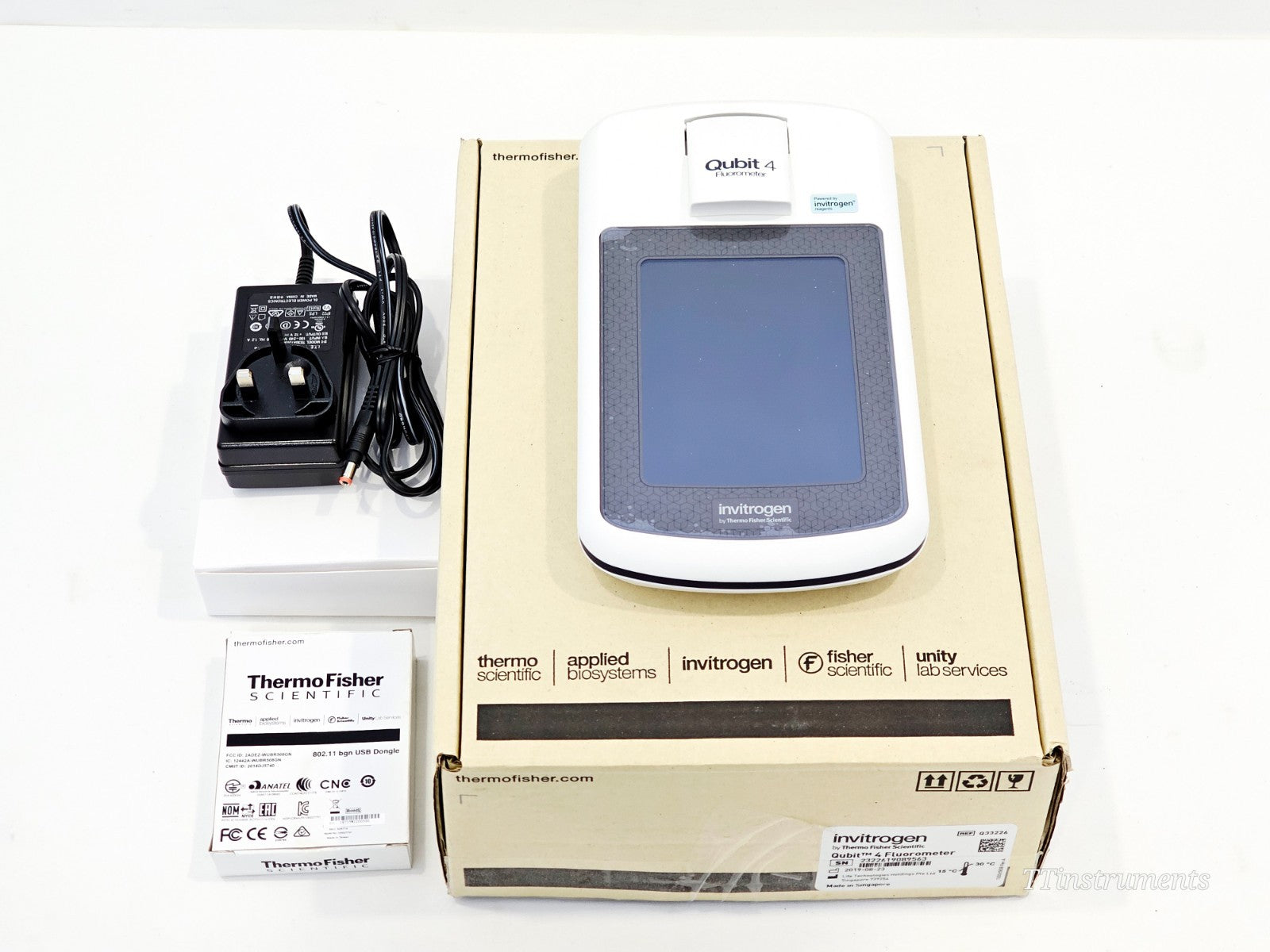 Invitrogen Qubit fluorometer benchtop DNA RNA quantification lab analytical instrument