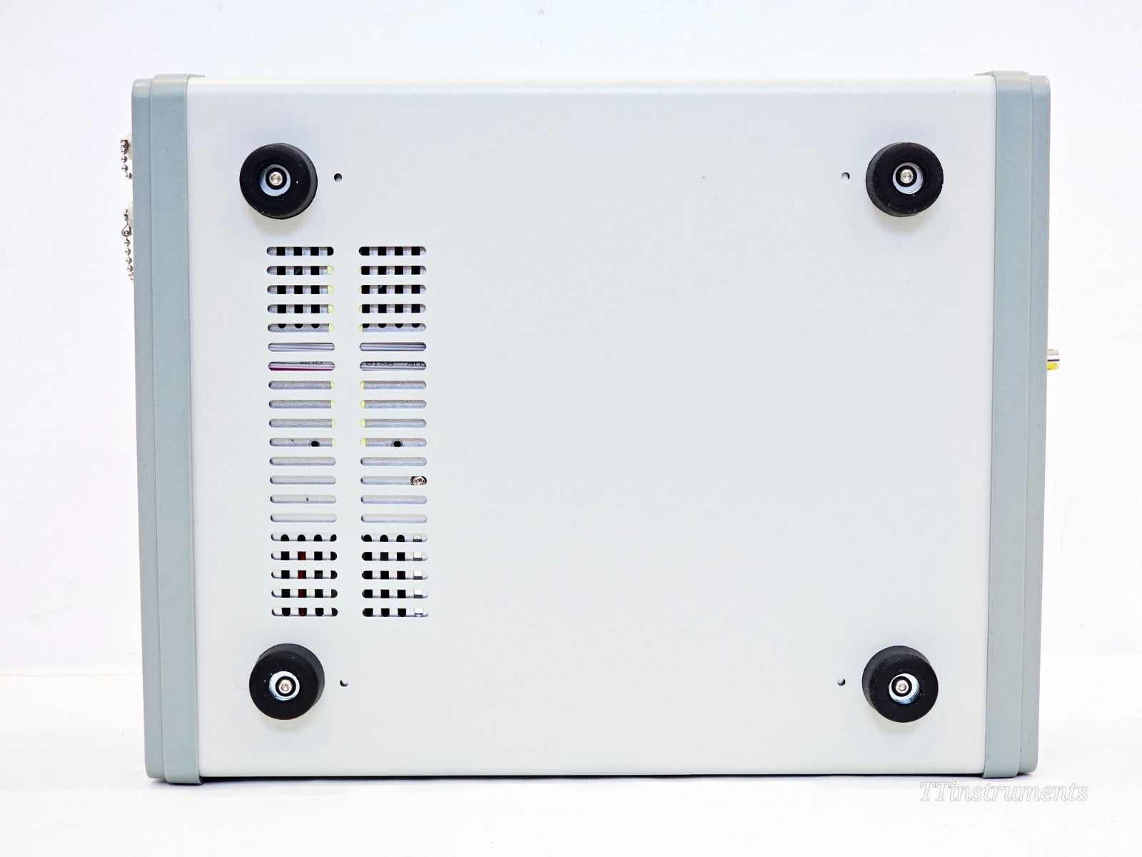 Amonics AEDFA-IL-23-B-FA fiber optic amplifier connector close-up