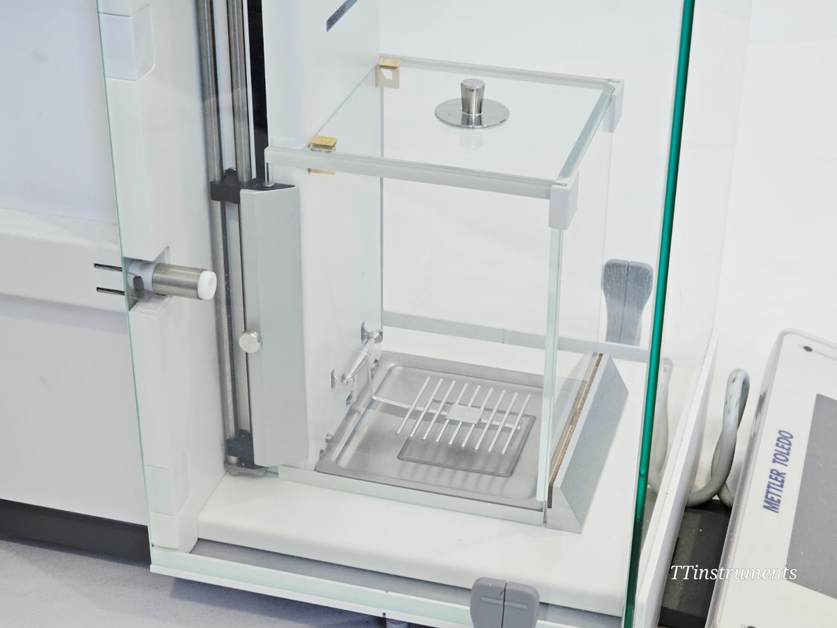 Mettler Toledo laboratory scale base and levelling feet detail