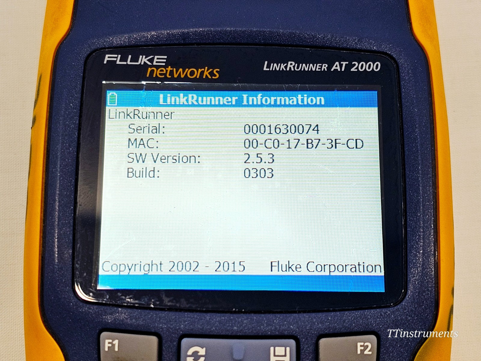 Fluke Networks cable tracker close-up of interface and keypad
