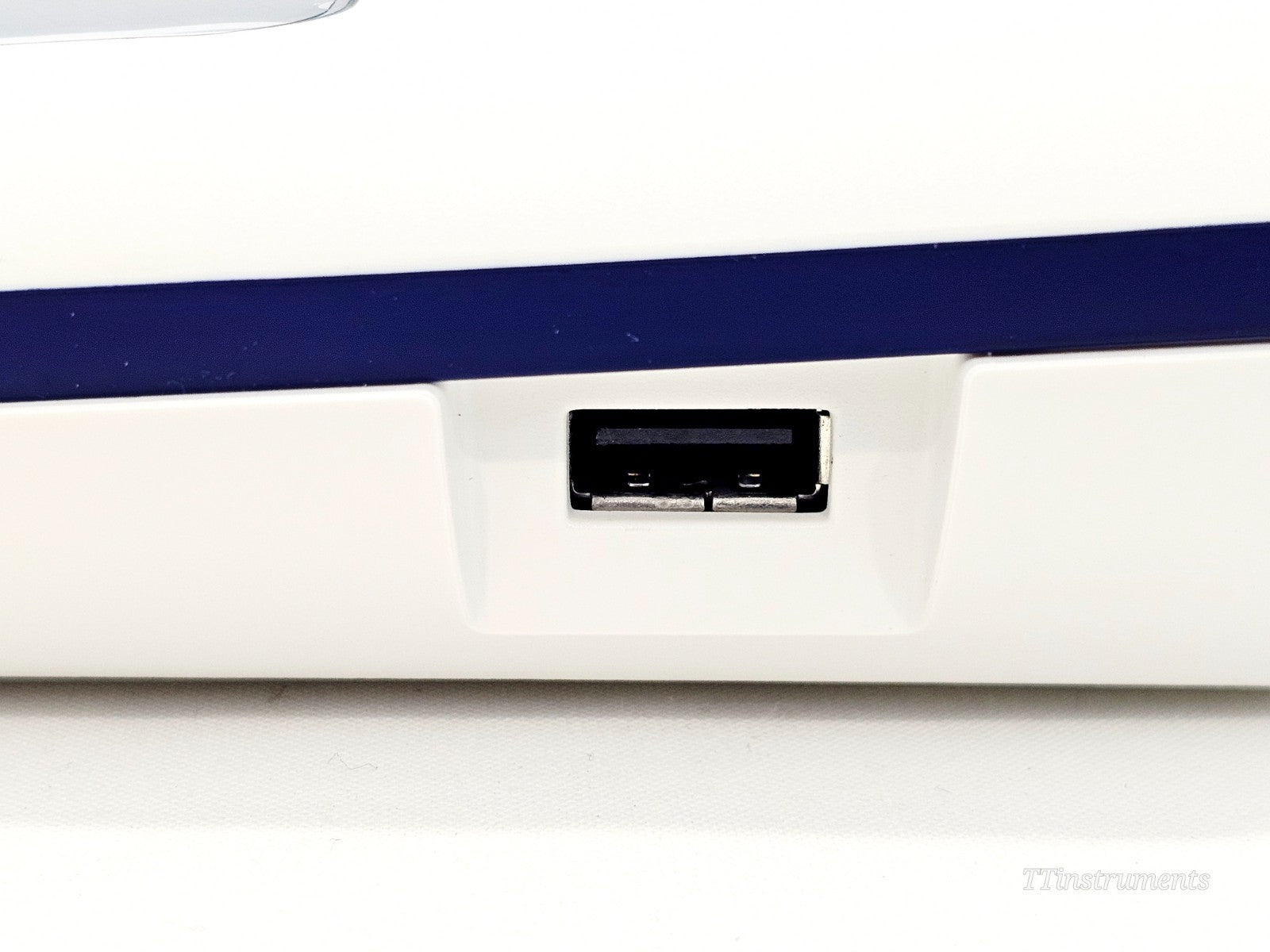 Invitrogen Qubit fluorometer screen display close-up showing measurement interface