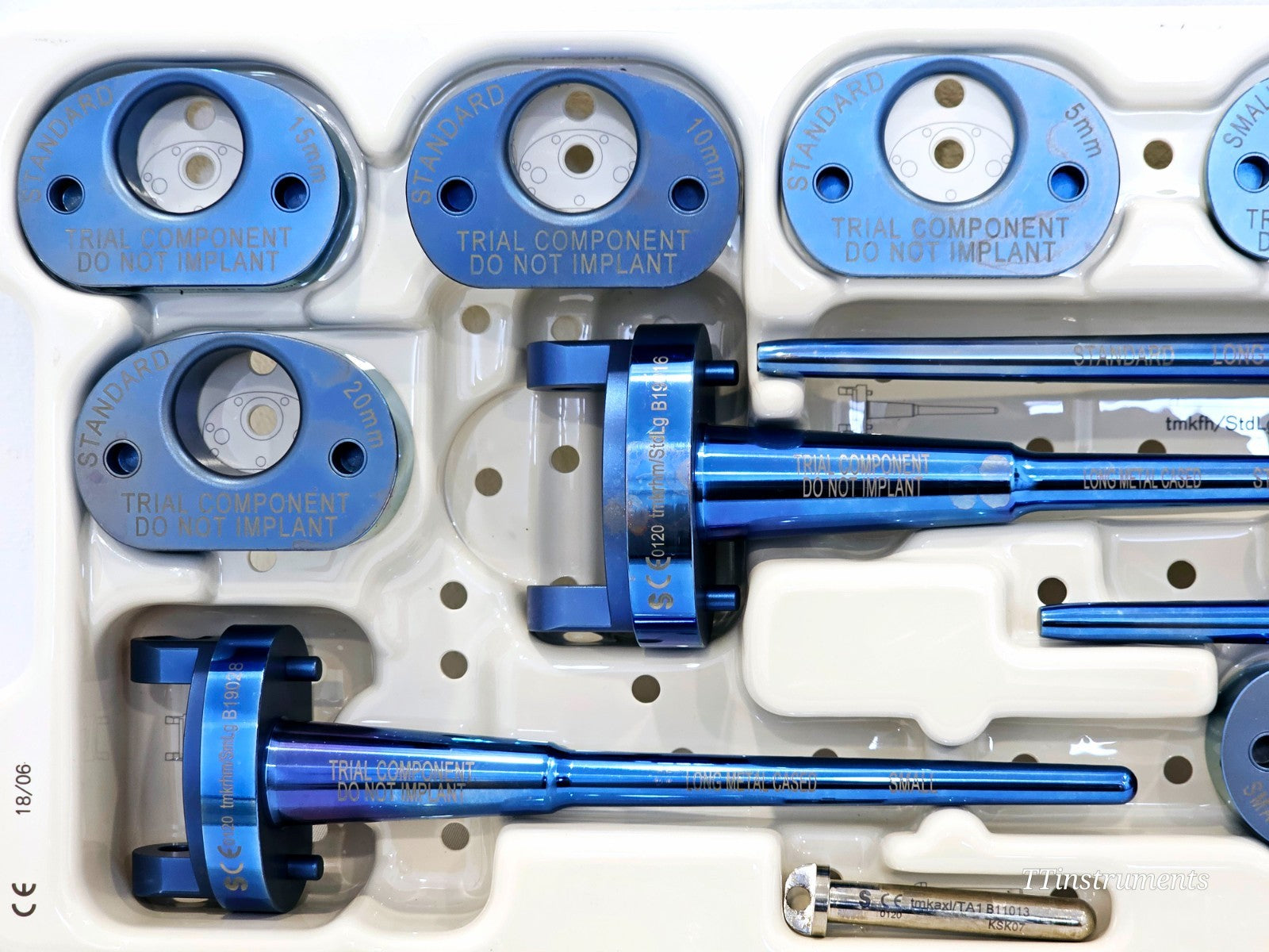 Stanmore METS lower tray close-up showing Standard 15mm–20mm trial pads, Long Fixed Hinge and Long Metal Cased trial stems