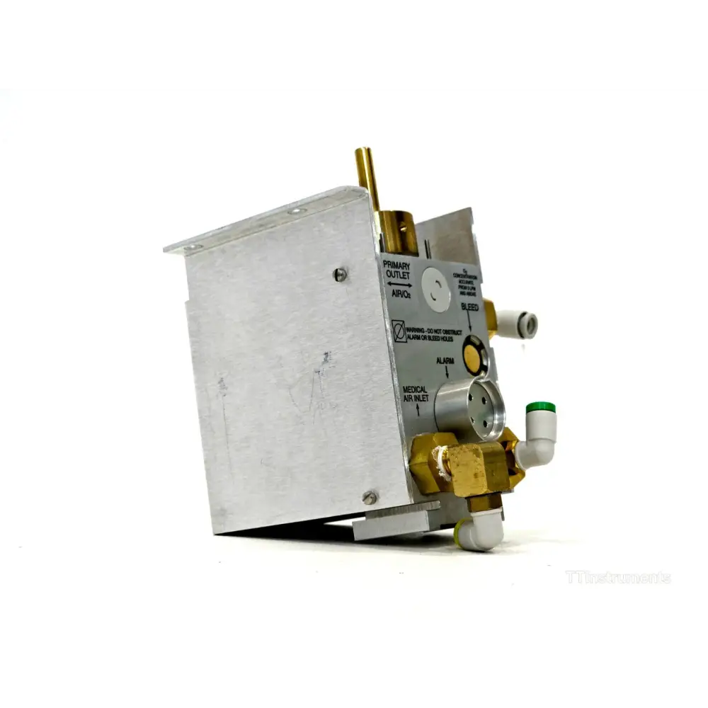 Bio-Med Devices 2003GE blender left side with DISS output port and green O2 flowmeter label