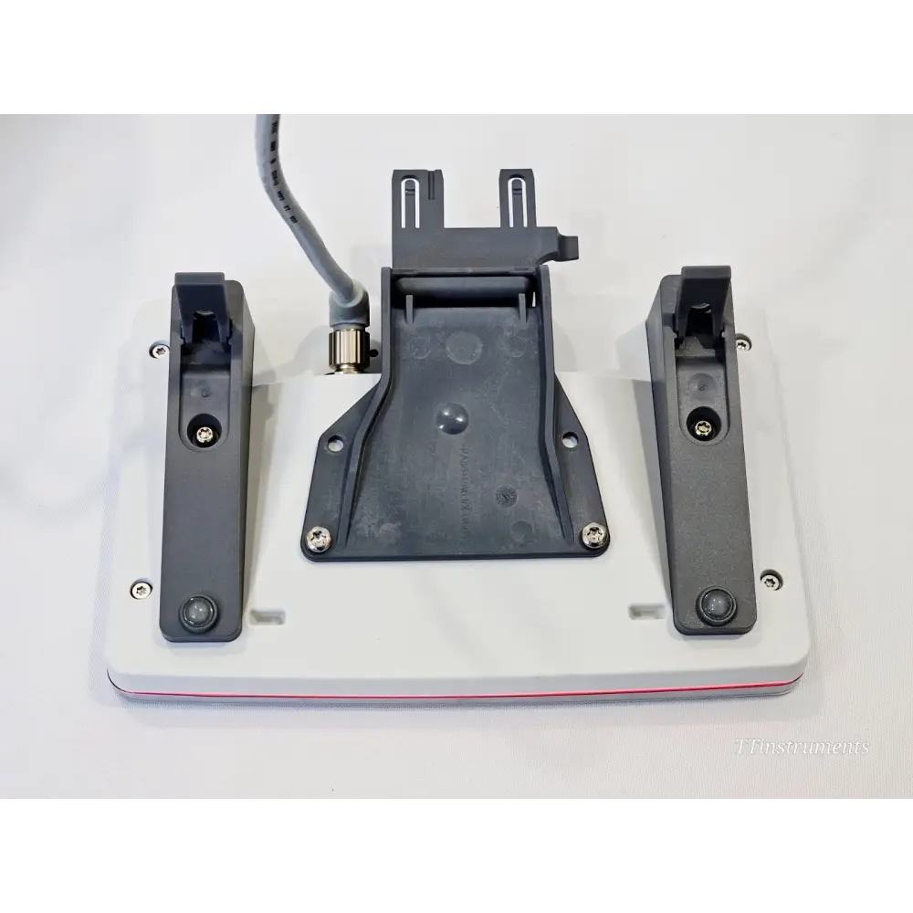 Mettler Toledo XPR226DRQ DeltaRange balance base and levelling feet detail
