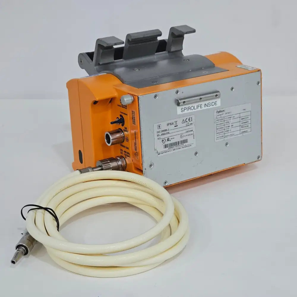 Dräger Oxylog 3000 ventilator patient circuit connection ports close-up