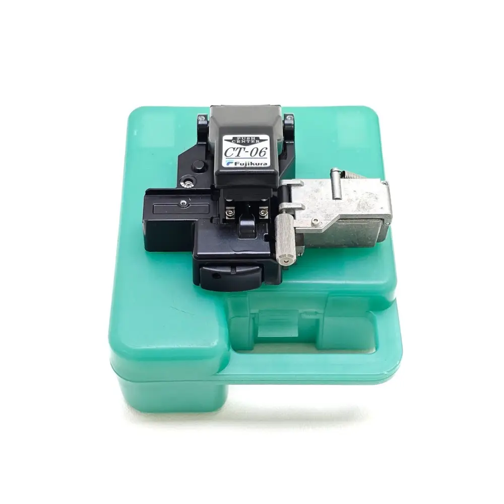 Fiber stripper and screwdriver accessories included in Fujikura 12S splicer kit