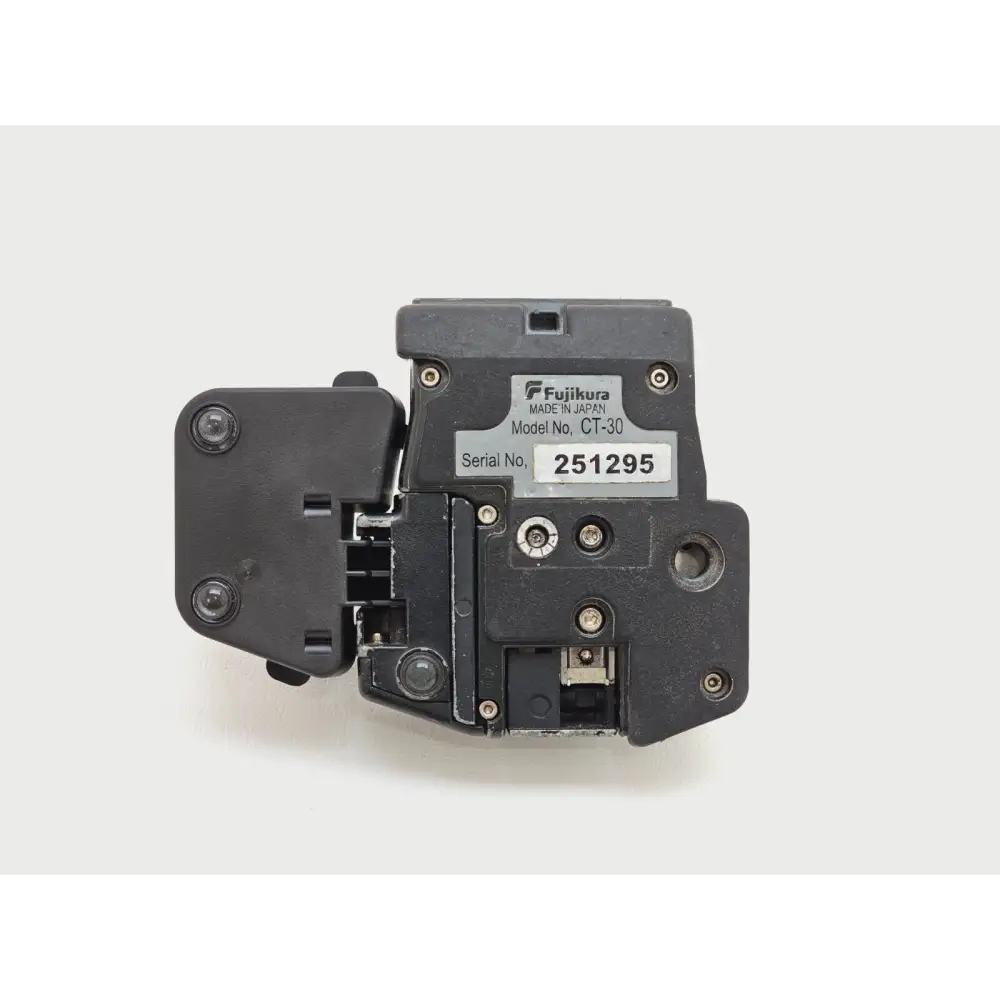 Fujikura CT-30 cleaver built-in scrap collector and blade detail close-up