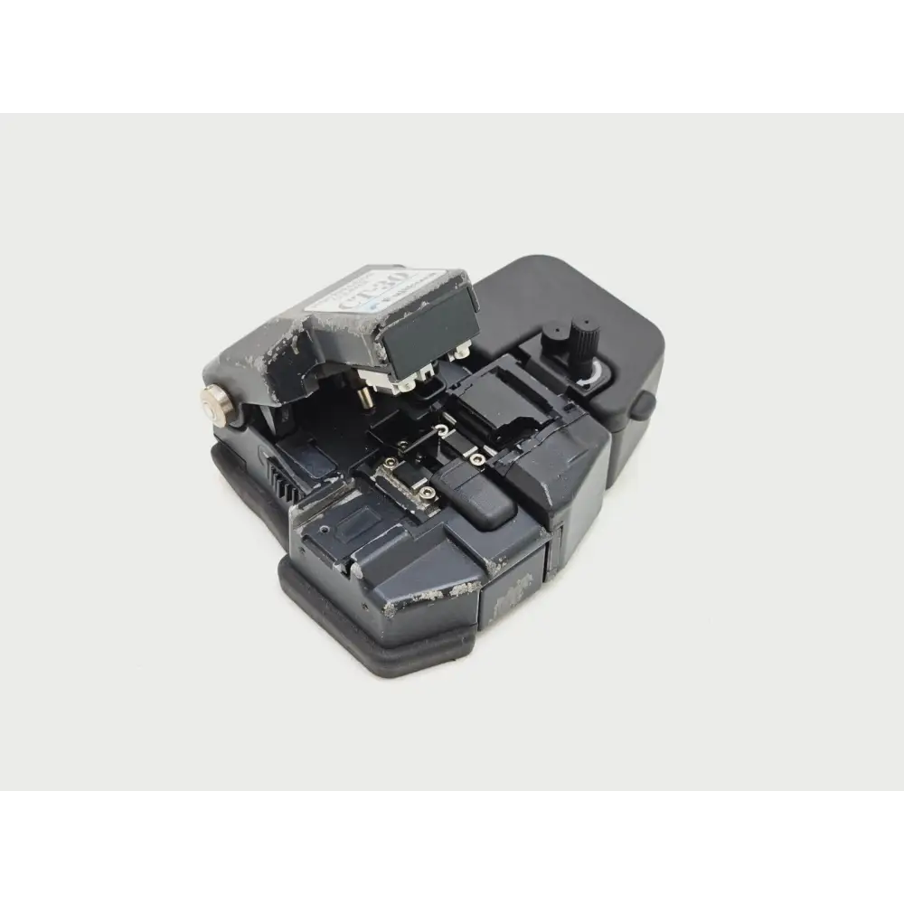 Fujikura CT-30 cleaver top-down view showing fiber channel and clamping arms
