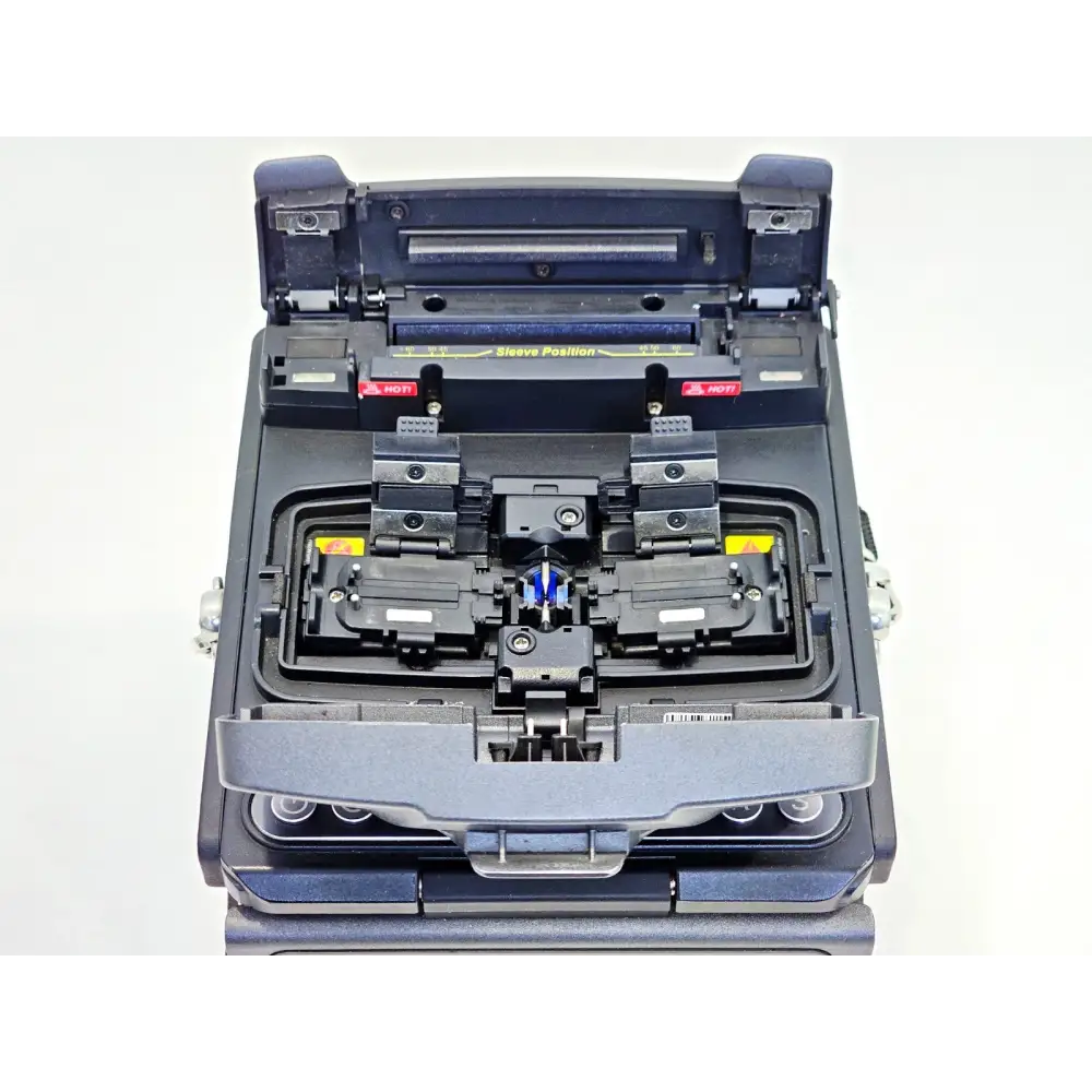 INNO View 8 Pro fusion splicer top-down view with lid open showing V-groove fibre clamps and electrodes