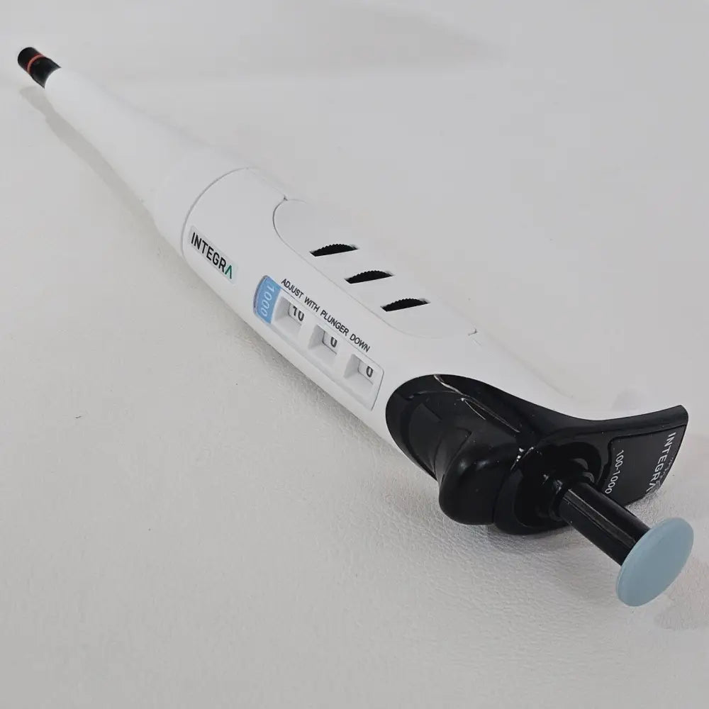INTEGRA EVOLVE 3018 pipette grip and lower barrel detail view