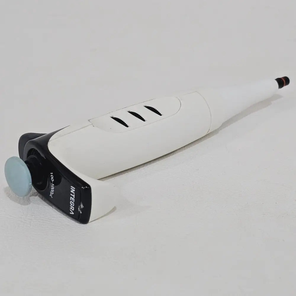 INTEGRA EVOLVE manual pipette ergonomic grip and lightweight body detail