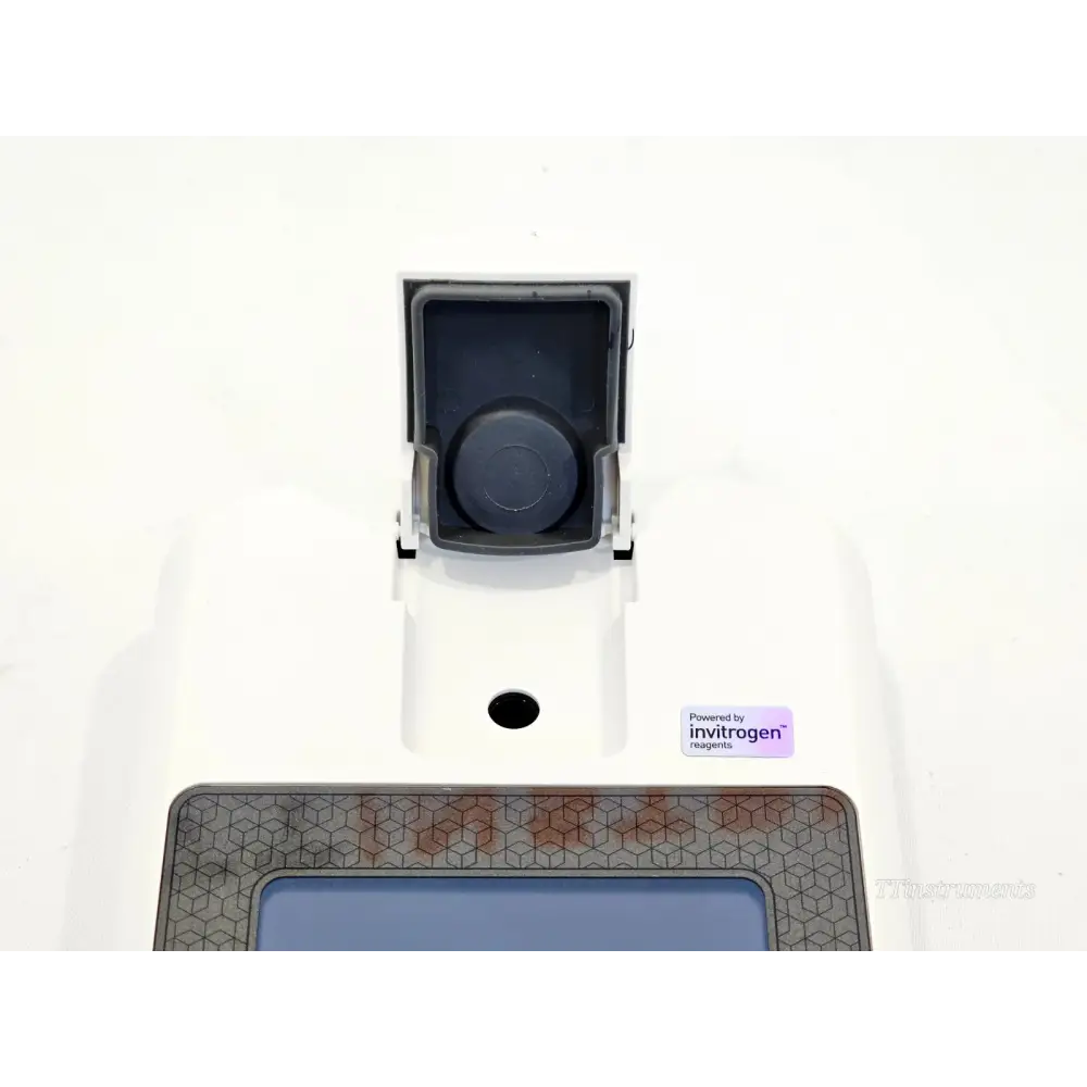 Invitrogen Qubit 4 Fluorometer Q33226 top-down view showing open sample tube compartment and optical sensor