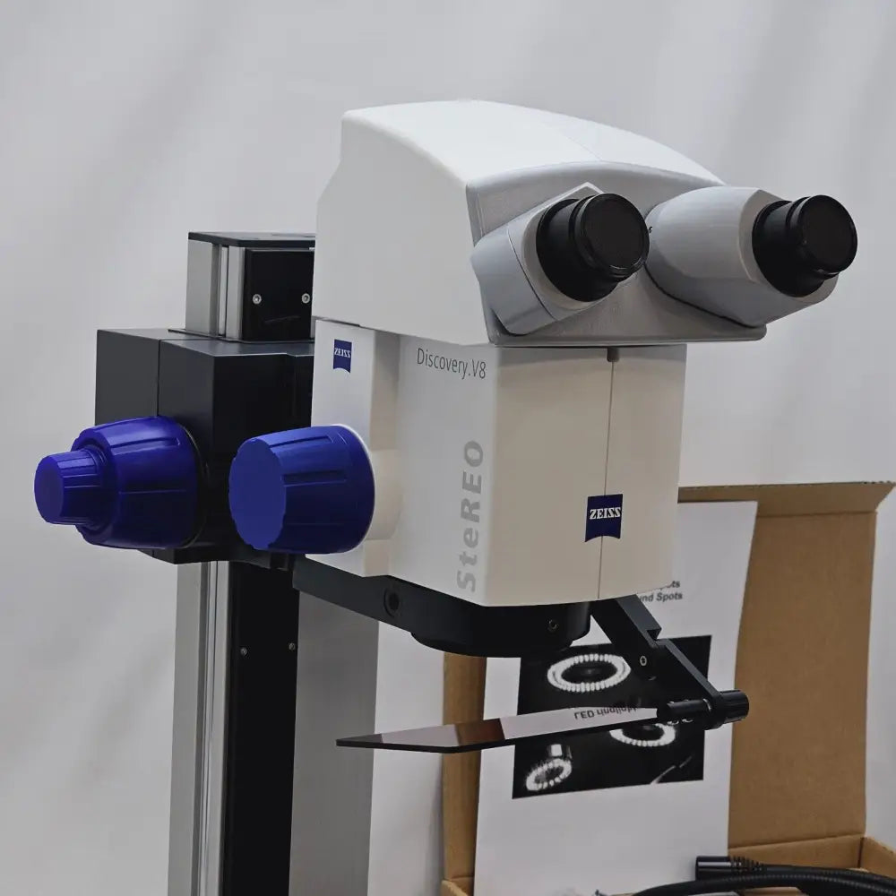 Second Zeiss CL 1500 HAL halogen cold light source included in the Discovery V8 system bundle