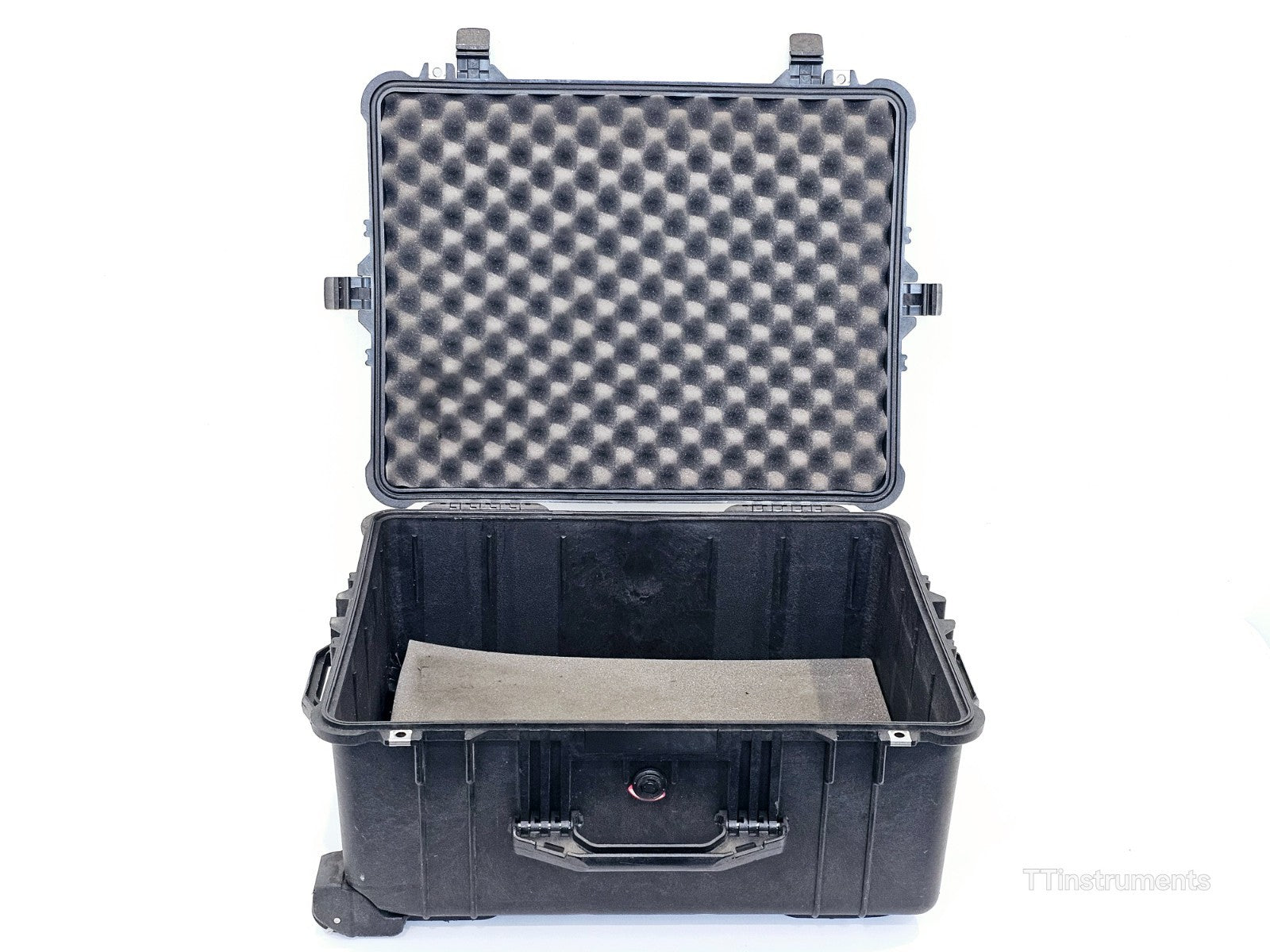 Pelican 1610 carry case label and branding detail on exterior shell