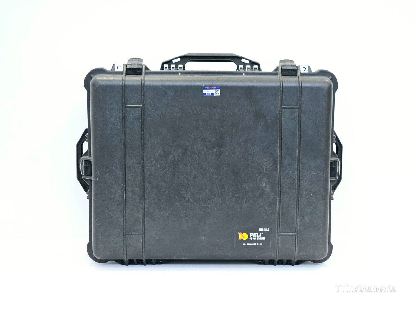 Pelican 1610 wheeled carry case with foam insert, closed, showing exterior and retractable handle